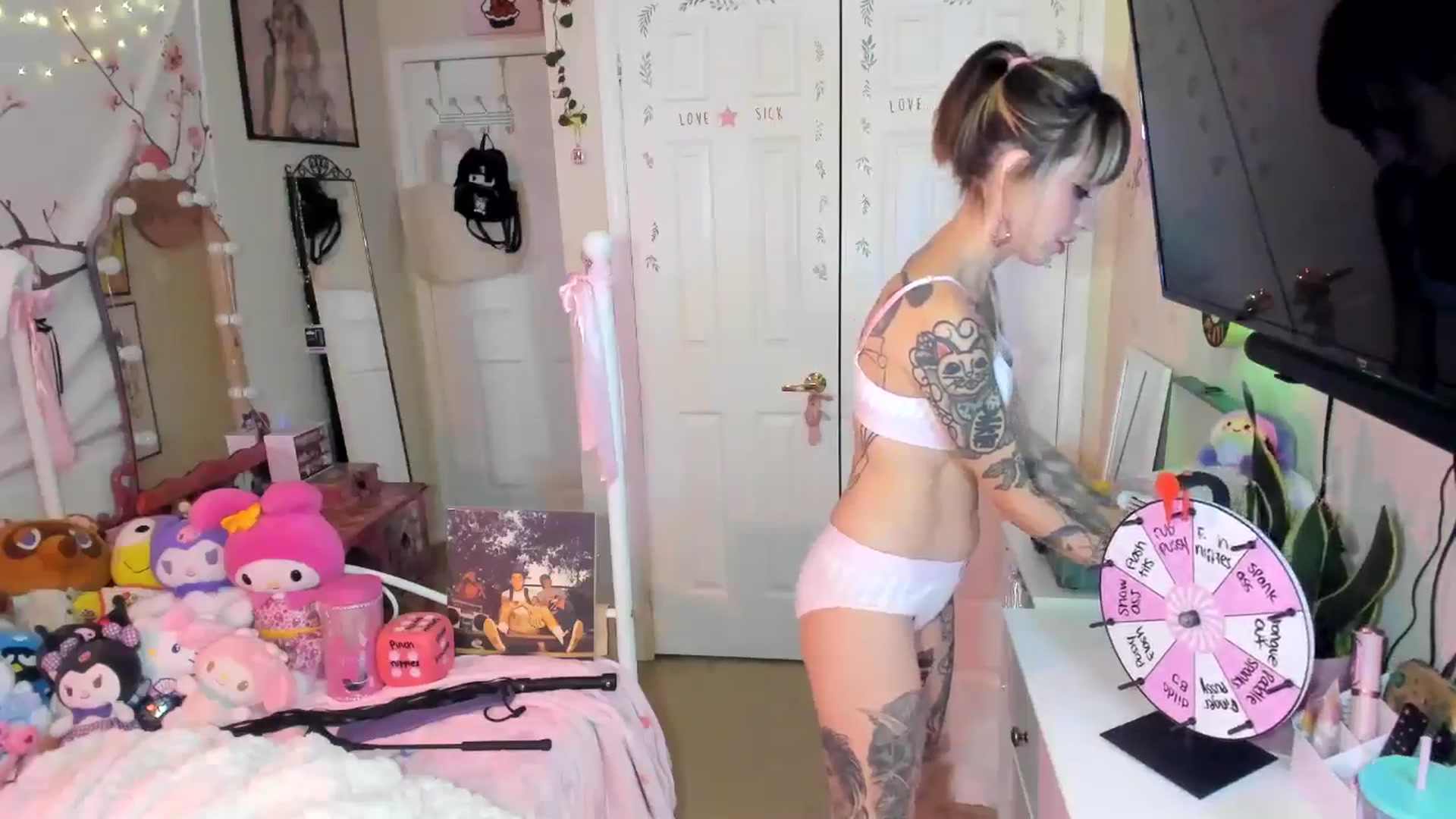 Gallery image thumbnail from lovesick's myfreecams stream on, 11/07/2024, 24:07 image 2 of 20