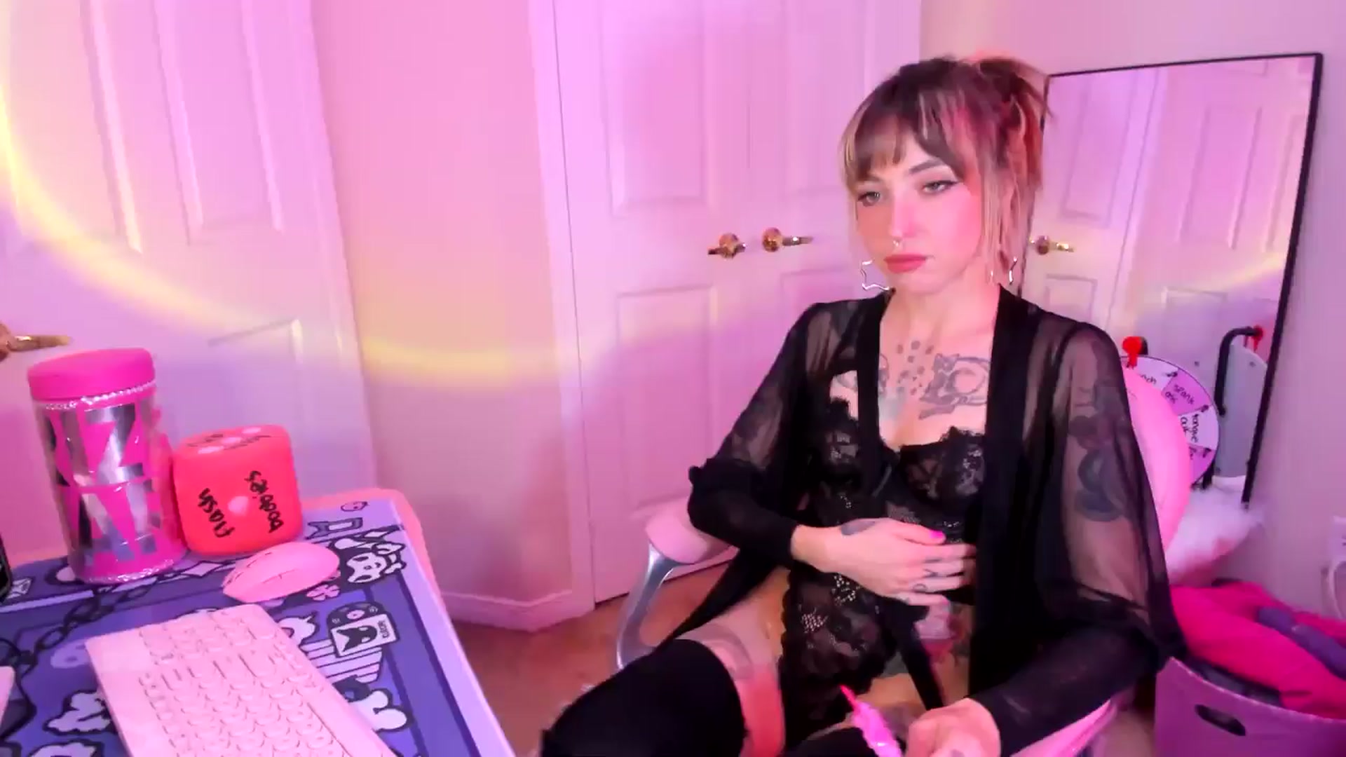 Gallery image thumbnail from lovesick's myfreecams stream on, 11/12/2024, 22:38 image 1 of 20