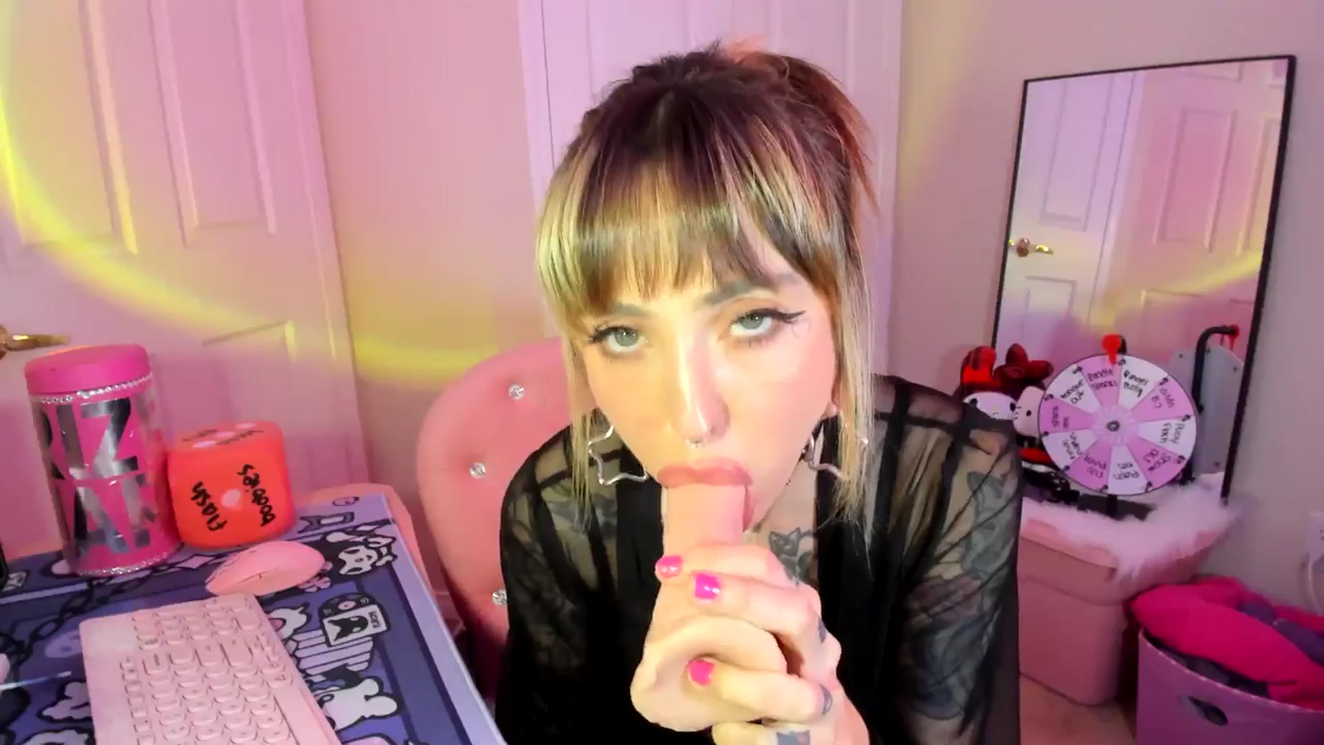 Gallery image thumbnail from lovesick's myfreecams stream on, 11/12/2024, 22:38 image 12 of 20
