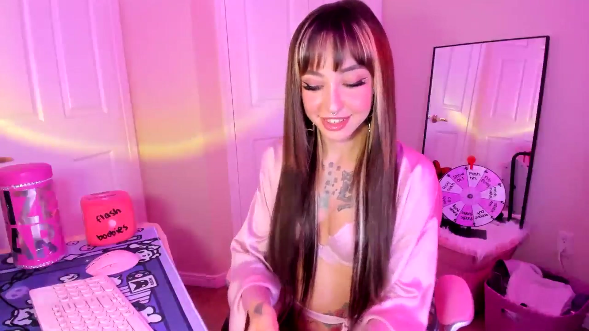 Gallery image thumbnail from lovesick's myfreecams stream on, 11/15/2024, 22:05 image 14 of 20