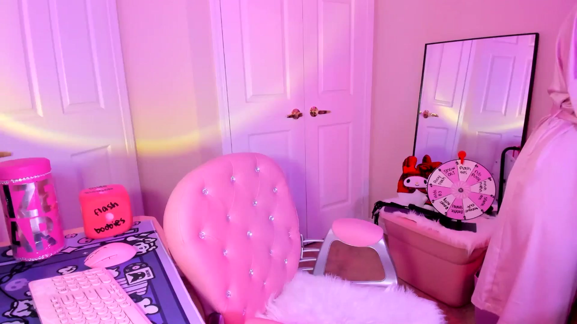 Gallery image thumbnail from lovesick's myfreecams stream on, 11/15/2024, 22:05 image 11 of 20