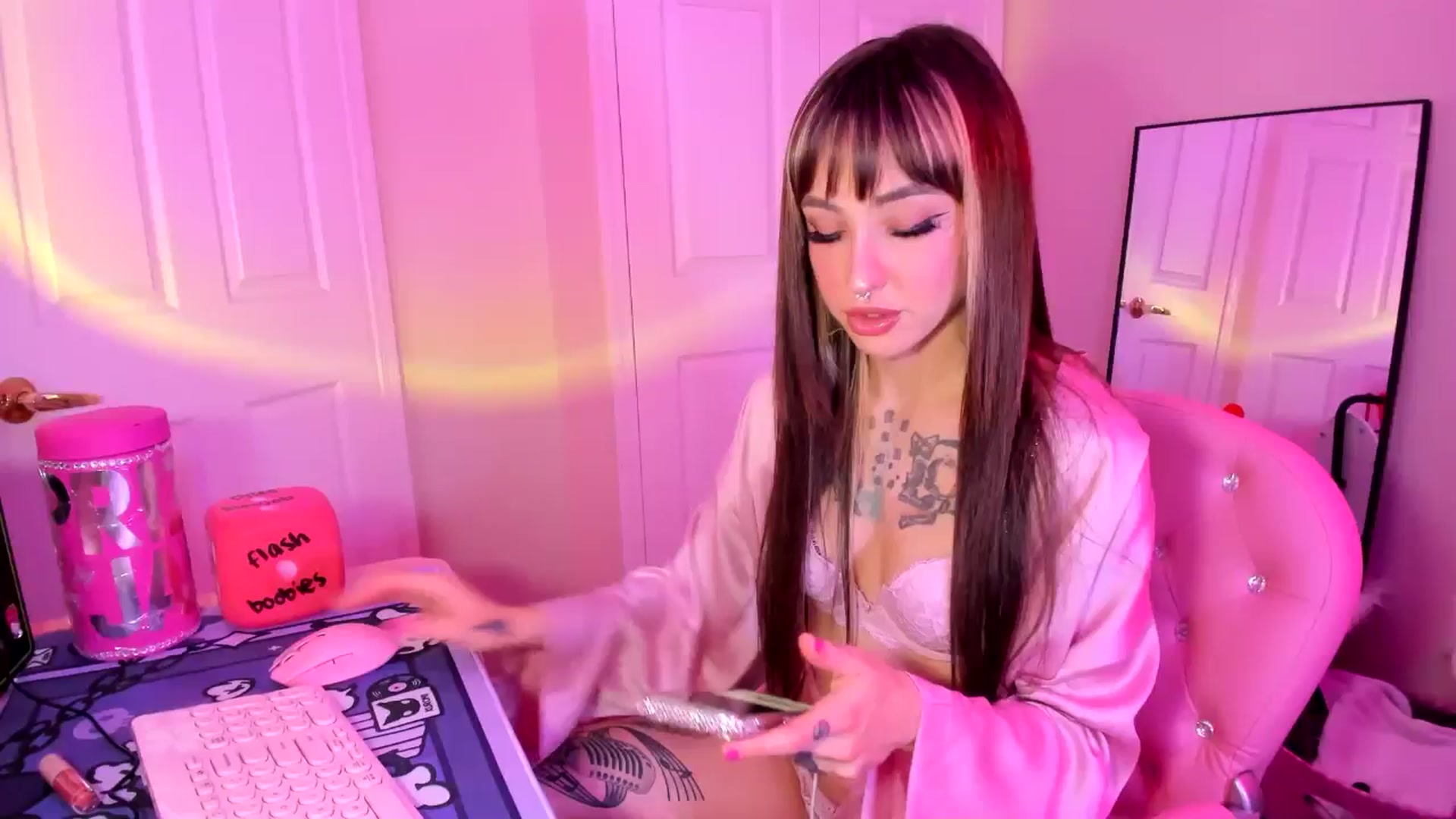Gallery image thumbnail from lovesick's myfreecams stream on, 11/15/2024, 22:05 image 1 of 20