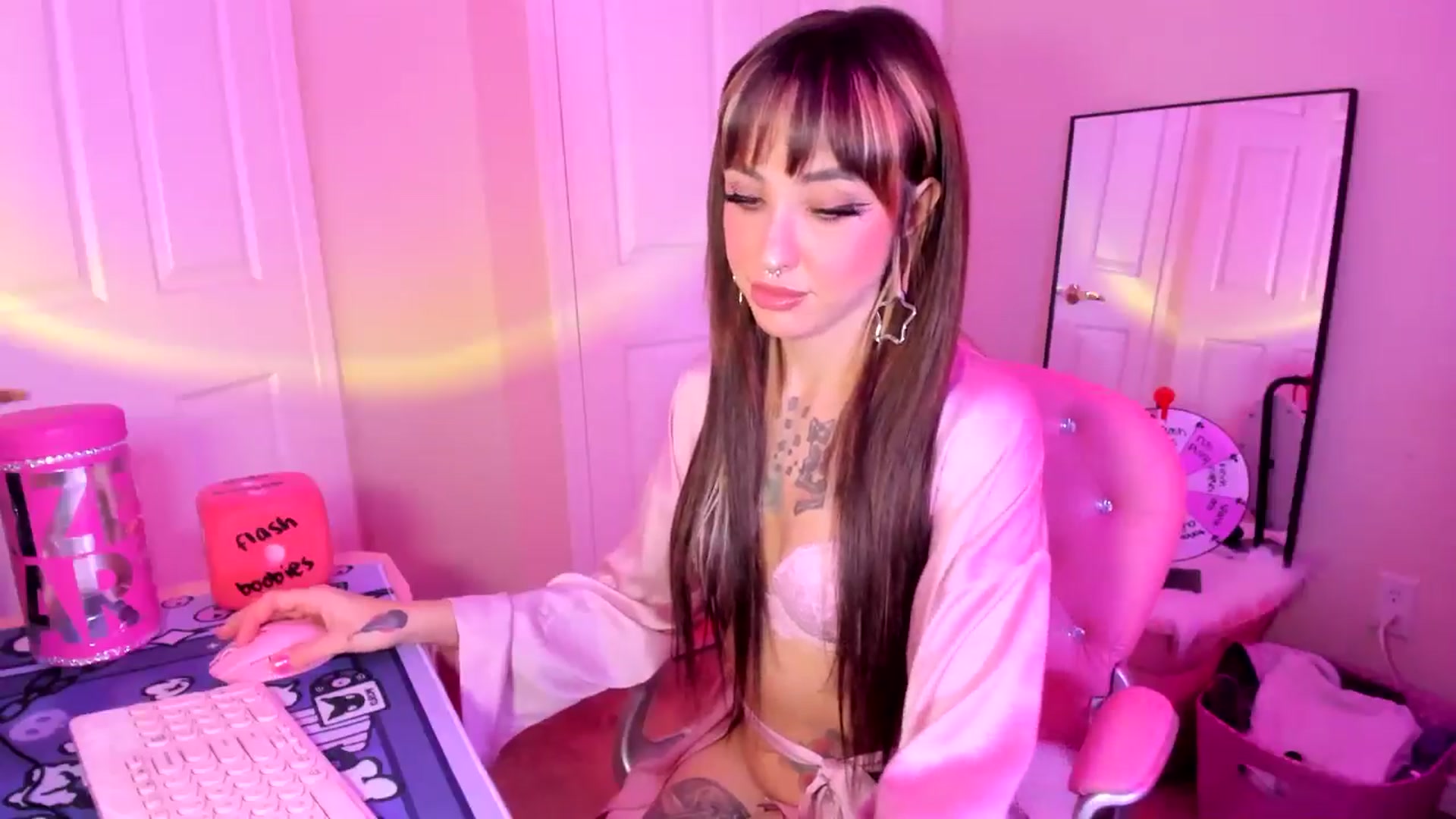 Gallery image thumbnail from lovesick's myfreecams stream on, 11/15/2024, 22:05 image 15 of 20