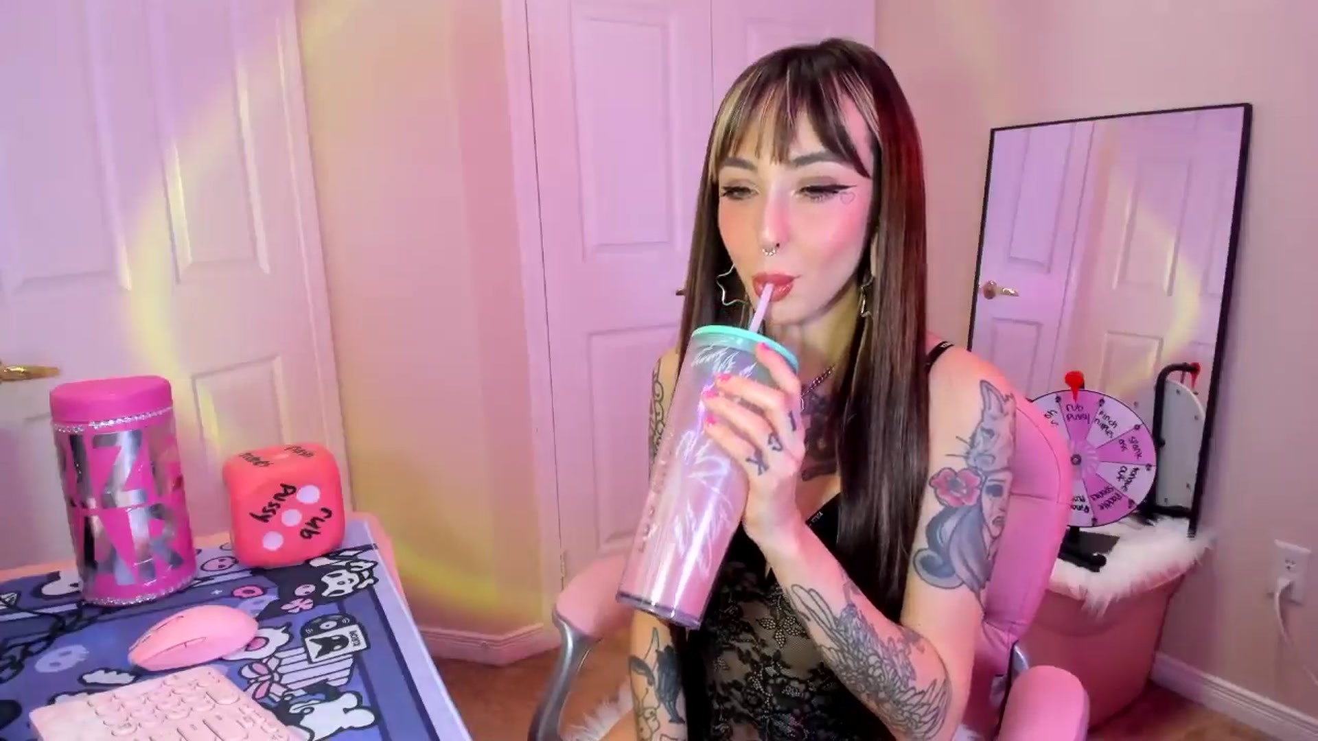 Gallery image thumbnail from lovesick's myfreecams stream on, 11/16/2024, 22:30 image 5 of 20