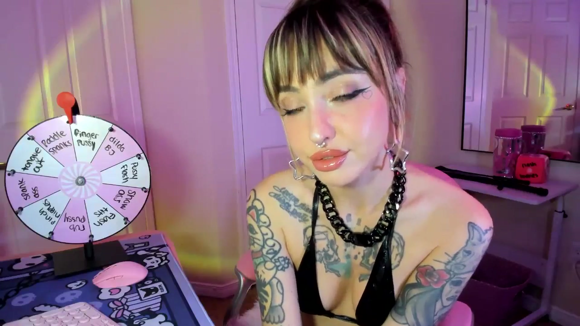 Gallery image thumbnail from lovesick's myfreecams stream on, 11/21/2024, 23:12 image 6 of 20