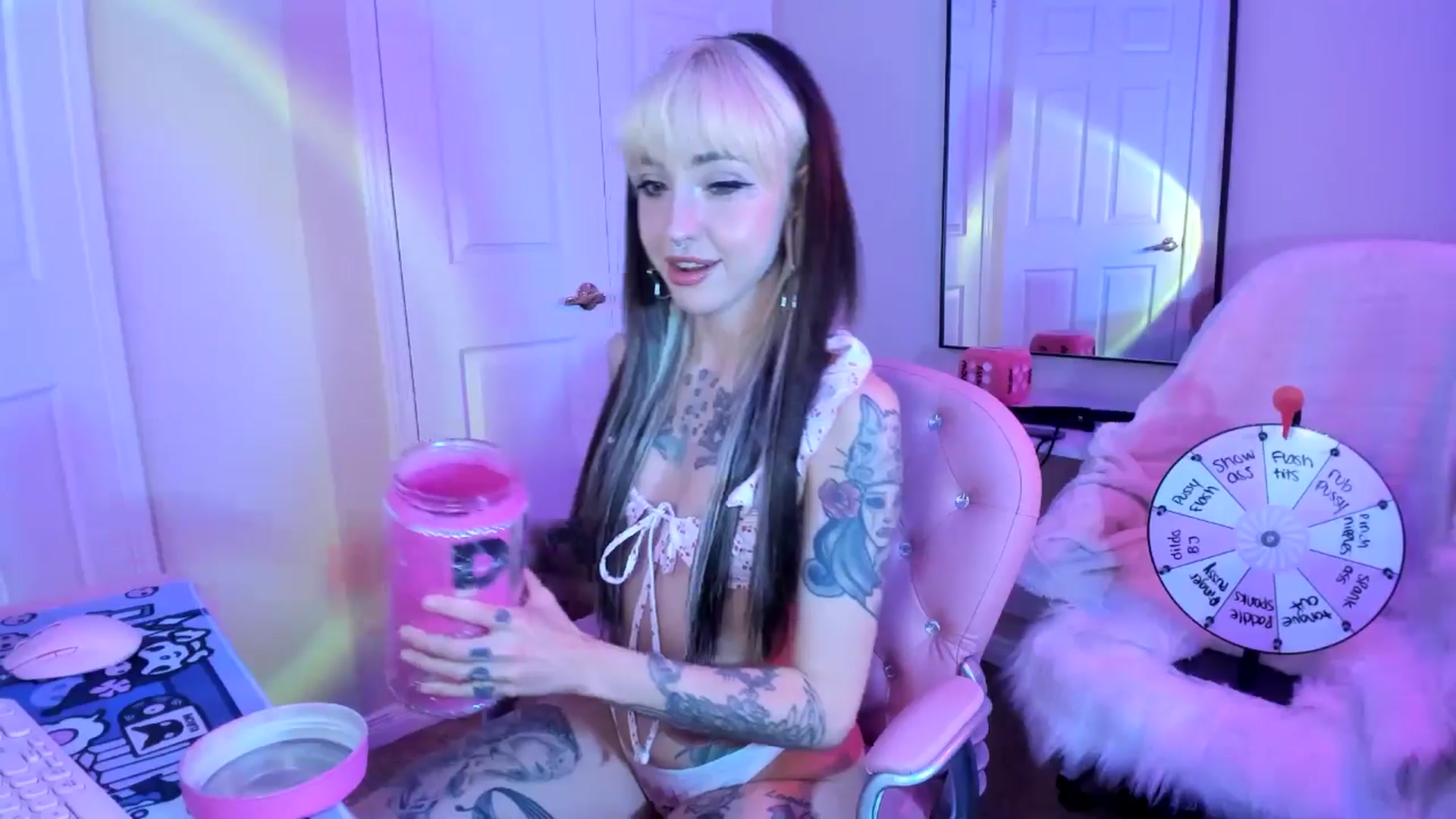 Gallery image thumbnail from lovesick's myfreecams stream on, 12/08/2024, 24:12 image 9 of 20