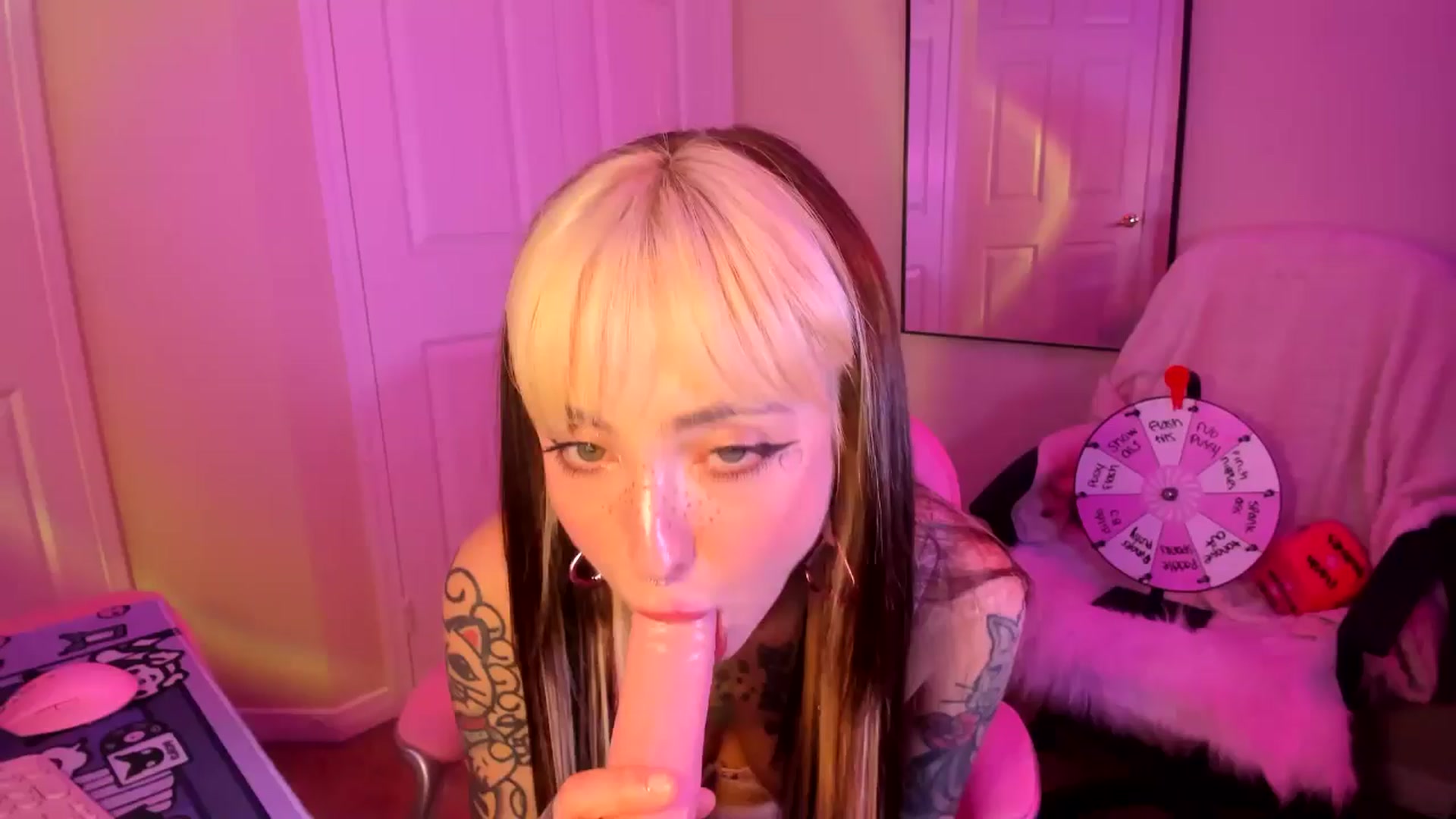 Gallery image thumbnail from lovesick's myfreecams stream on, 12/12/2024, 01:00 image 10 of 20