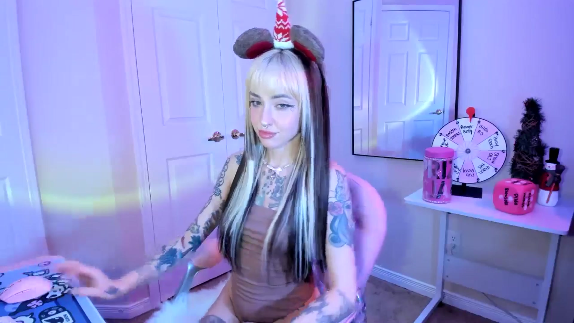 Gallery image thumbnail from lovesick's myfreecams stream on, 12/13/2024, 23:59 image 4 of 20