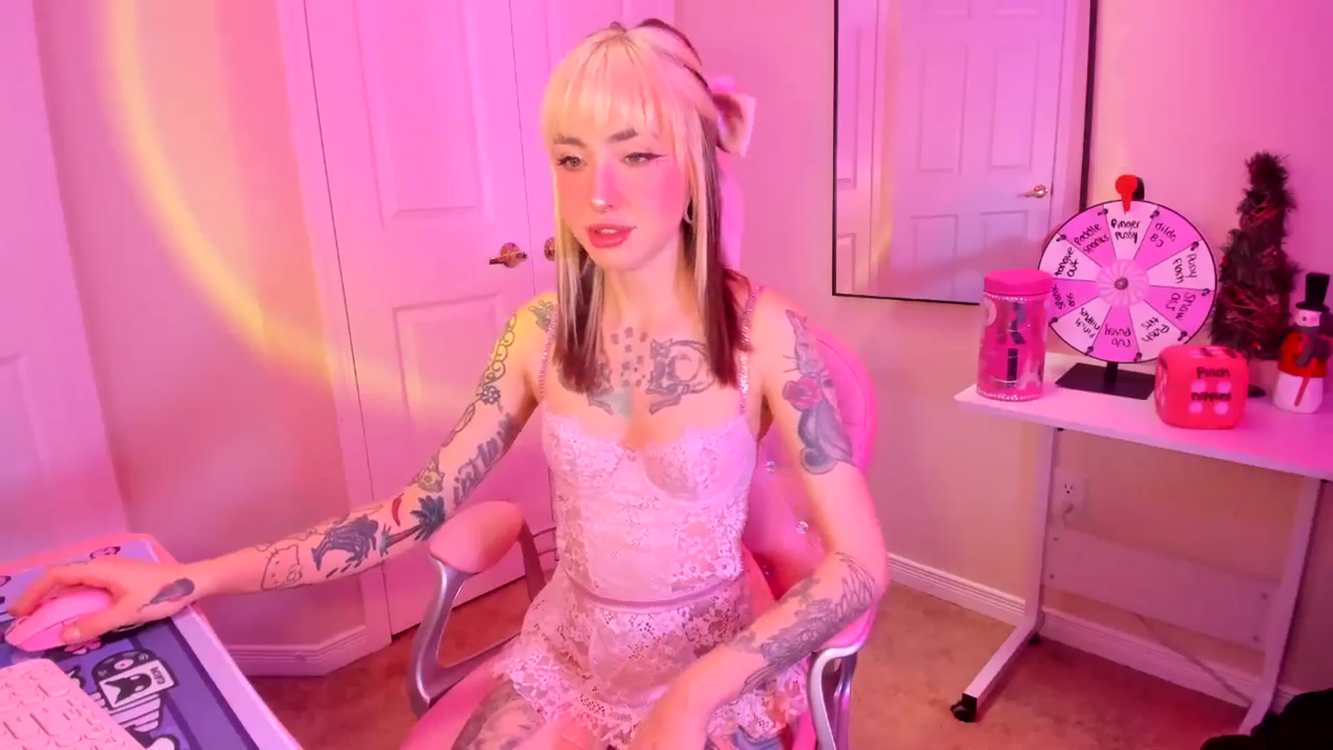 Gallery image thumbnail from lovesick's myfreecams stream on, 12/15/2024, 22:06 image 4 of 20