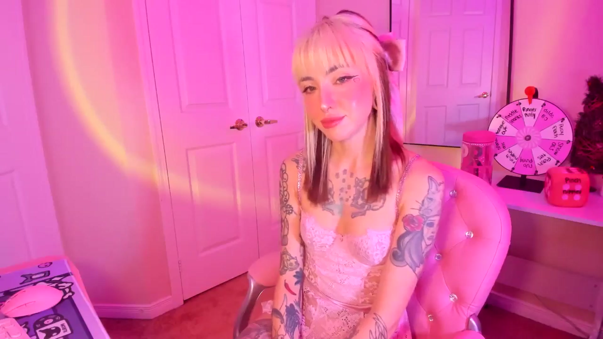 Gallery image thumbnail from lovesick's myfreecams stream on, 12/15/2024, 22:06 image 14 of 20