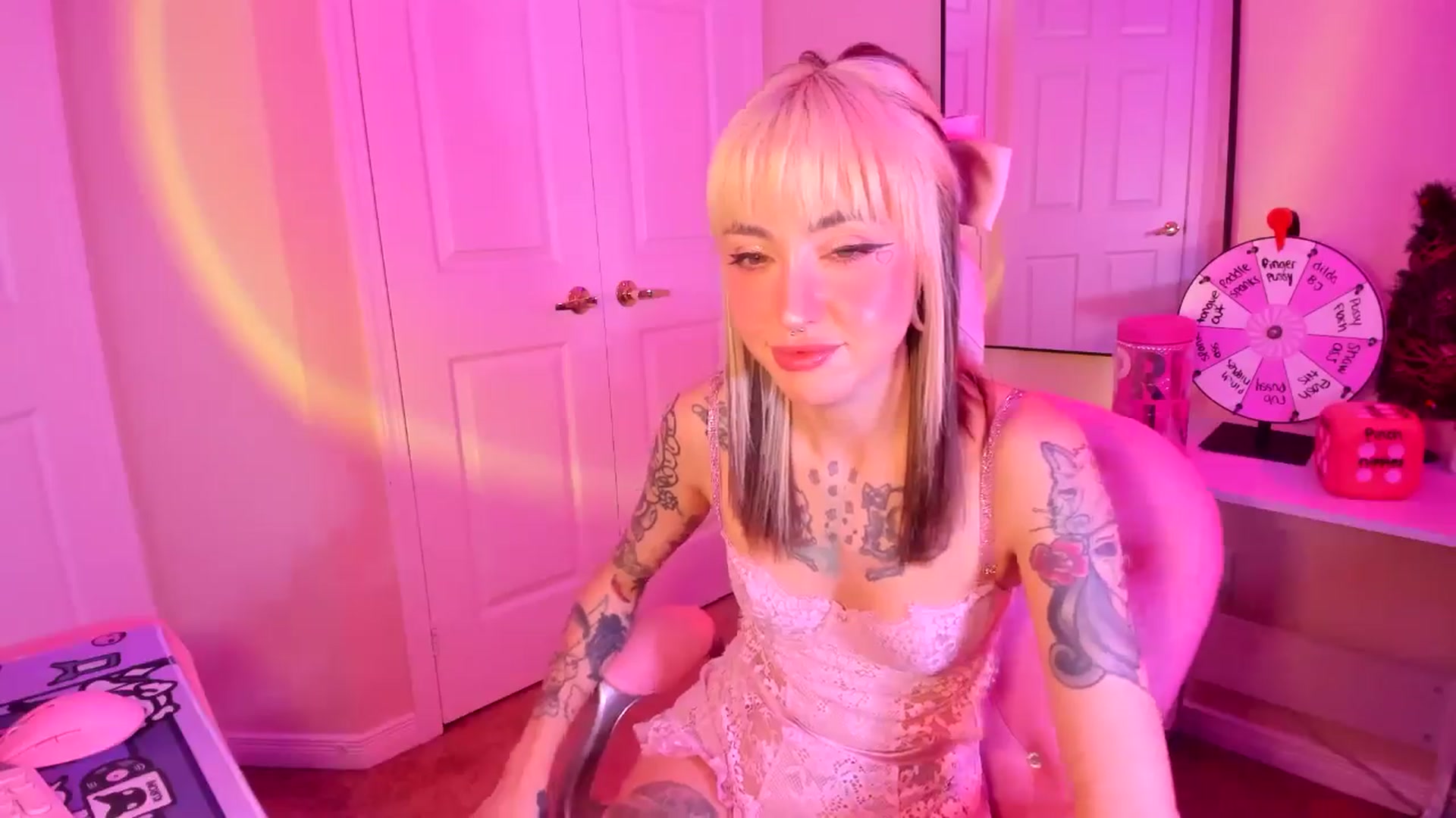 Gallery image thumbnail from lovesick's myfreecams stream on, 12/15/2024, 22:06 image 17 of 20