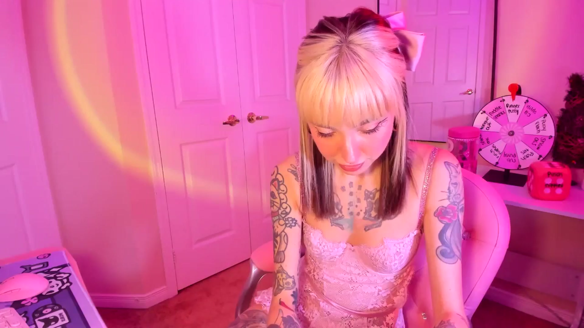Gallery image thumbnail from lovesick's myfreecams stream on, 12/15/2024, 22:06 image 13 of 20