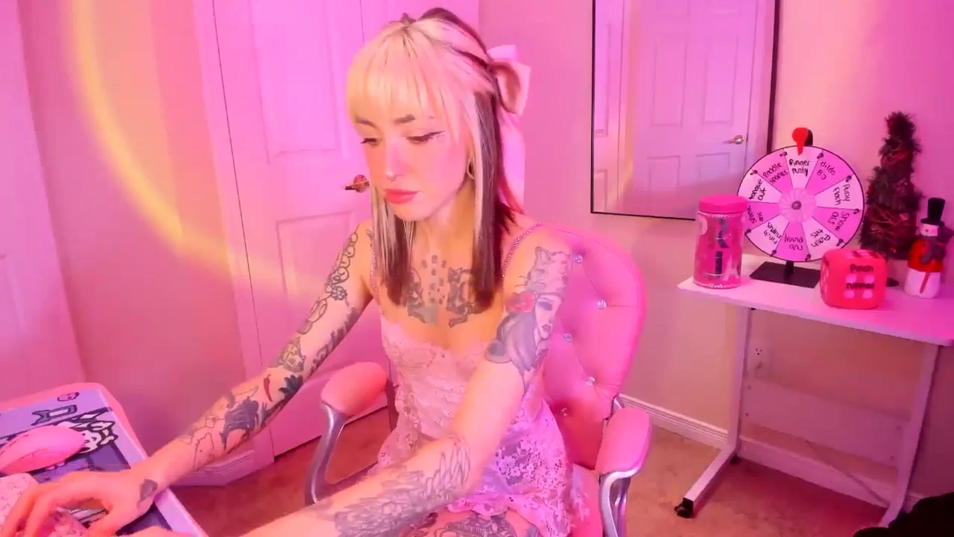 Gallery image thumbnail from lovesick's myfreecams stream on, 12/15/2024, 22:06 image 3 of 20