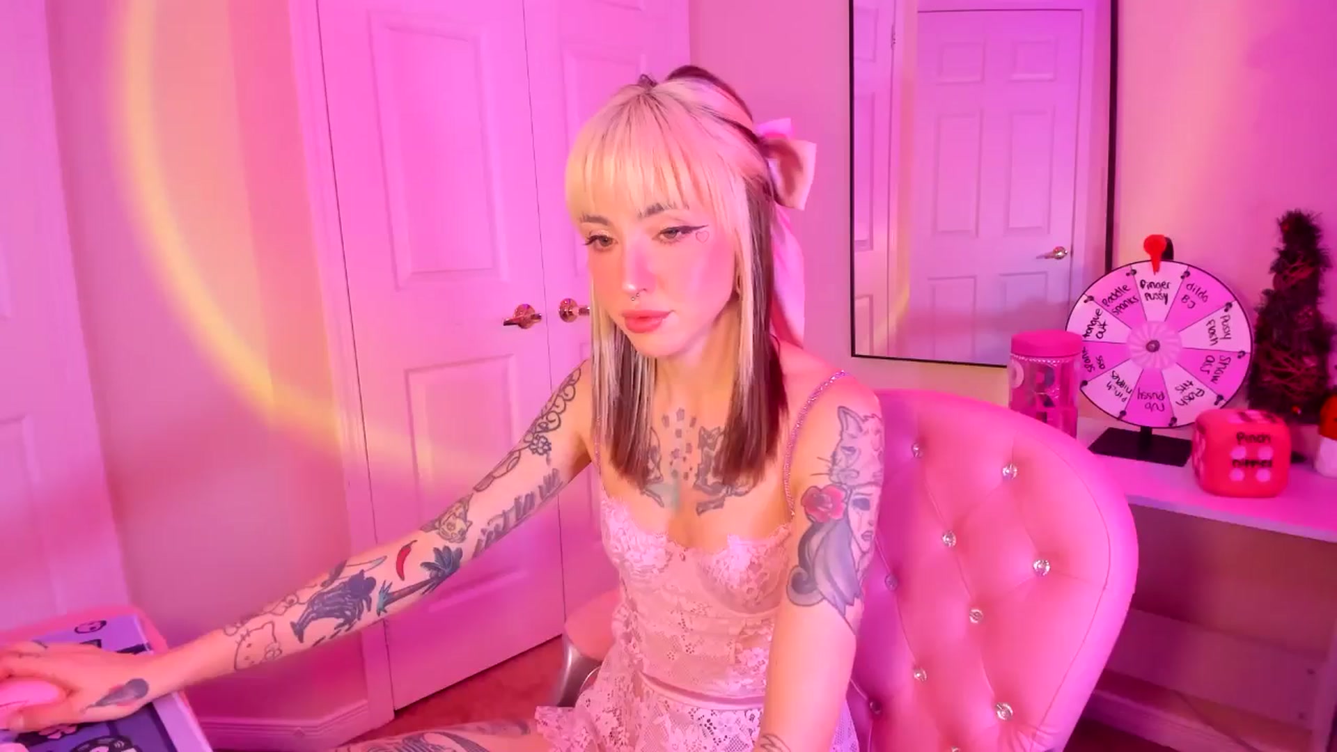 Gallery image thumbnail from lovesick's myfreecams stream on, 12/15/2024, 22:06 image 10 of 20