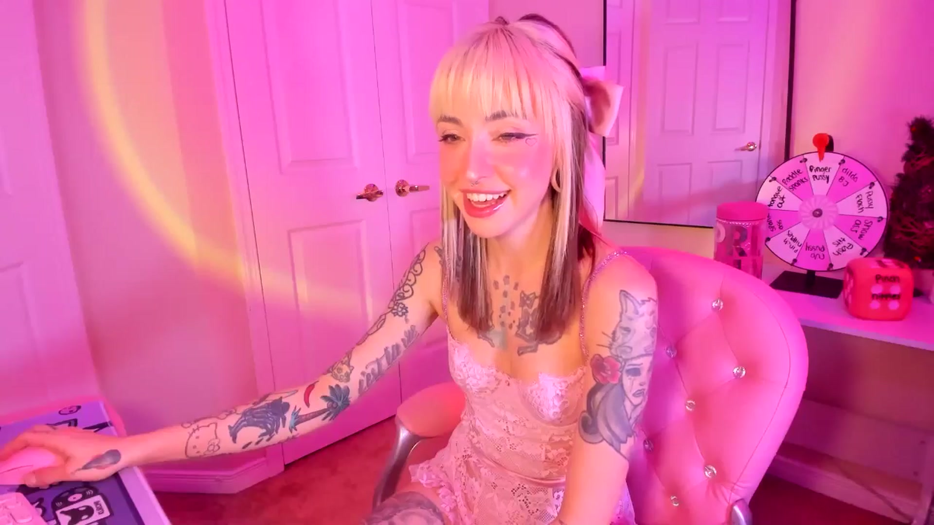 Gallery image thumbnail from lovesick's myfreecams stream on, 12/15/2024, 22:06 image 16 of 20