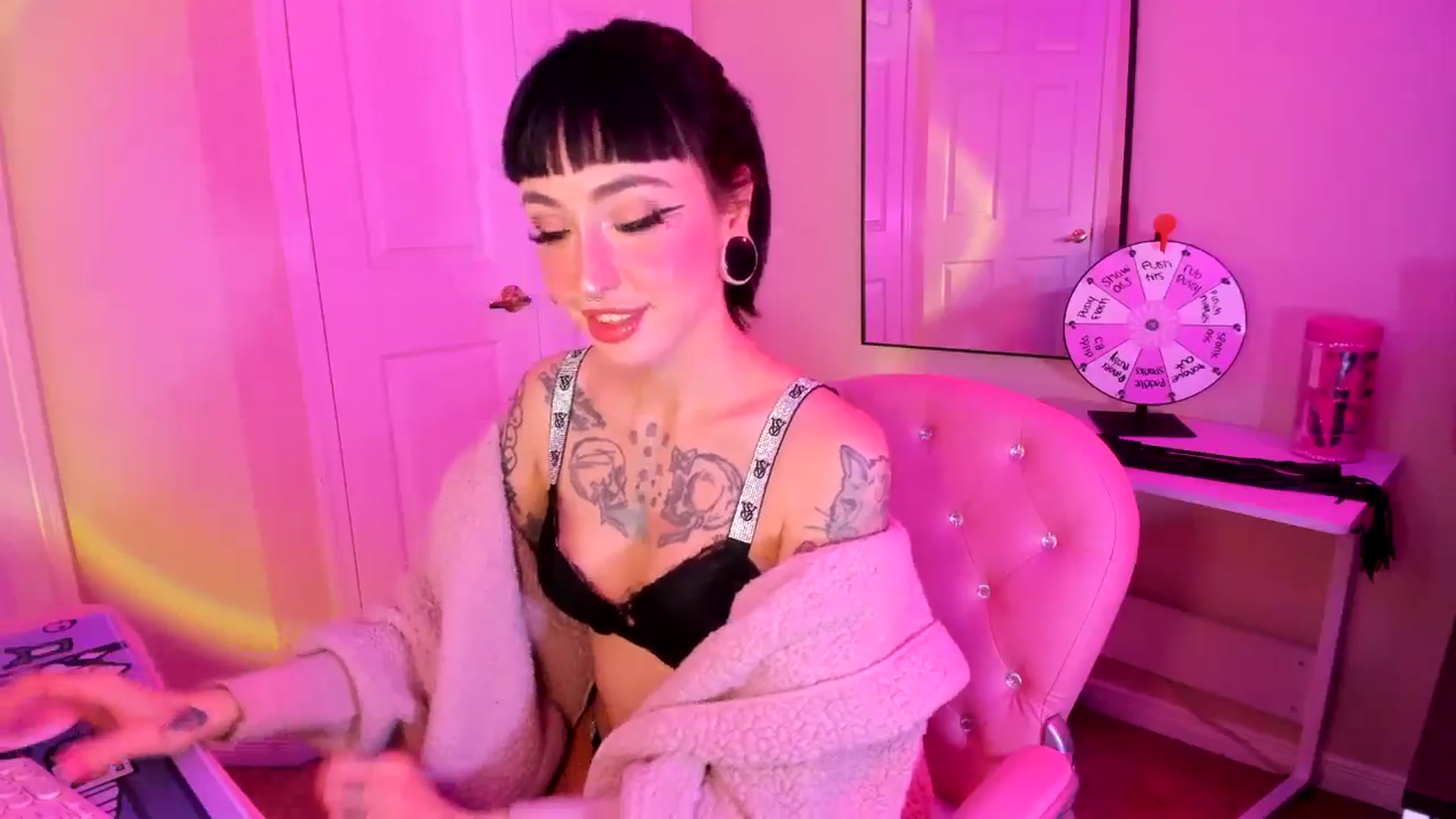 Gallery image thumbnail from lovesick's myfreecams stream on, 01/10/2025, 23:40 image 2 of 20