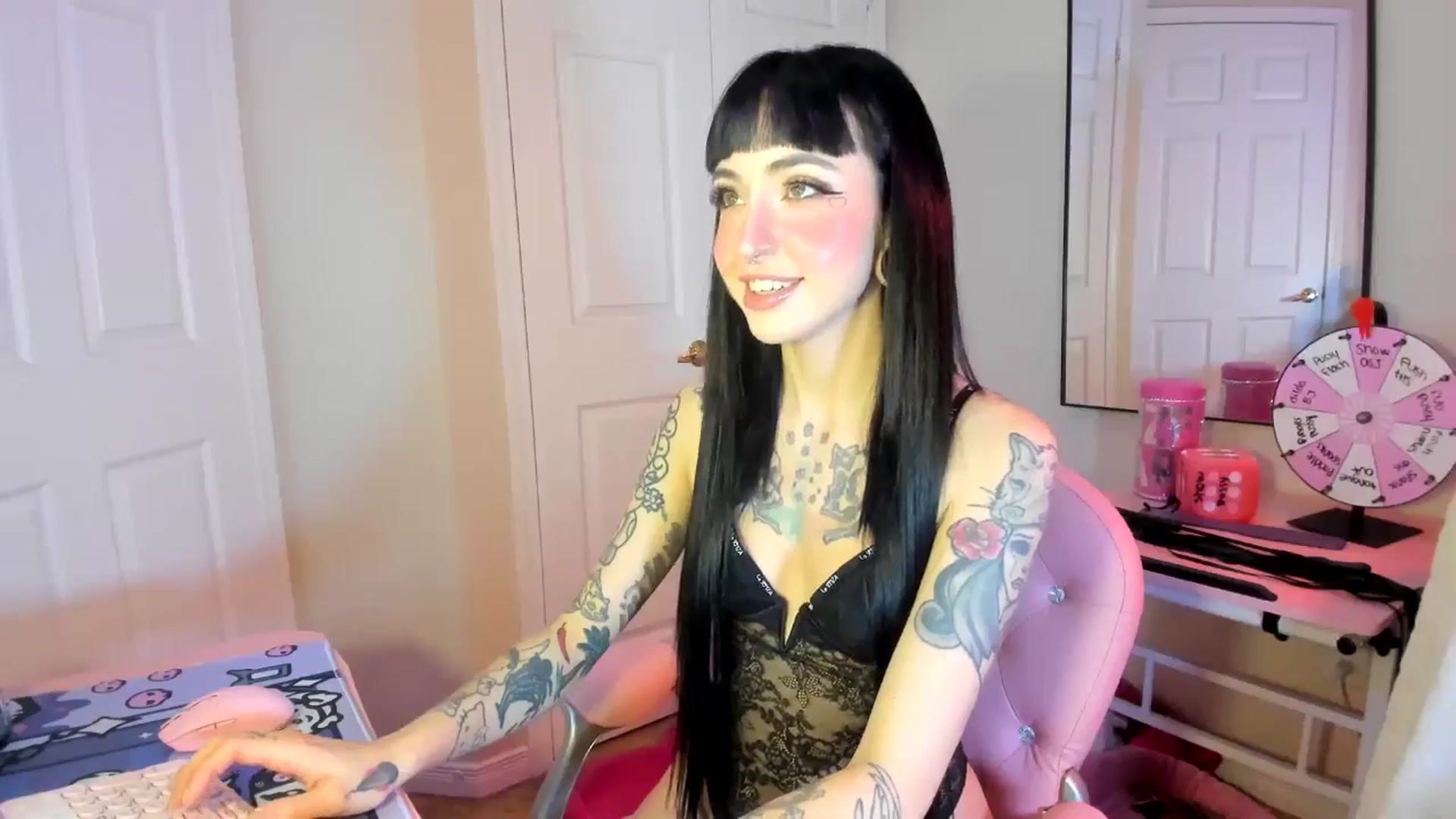 Gallery image thumbnail from lovesick's myfreecams stream on, 01/23/2025, 22:23 image 19 of 20