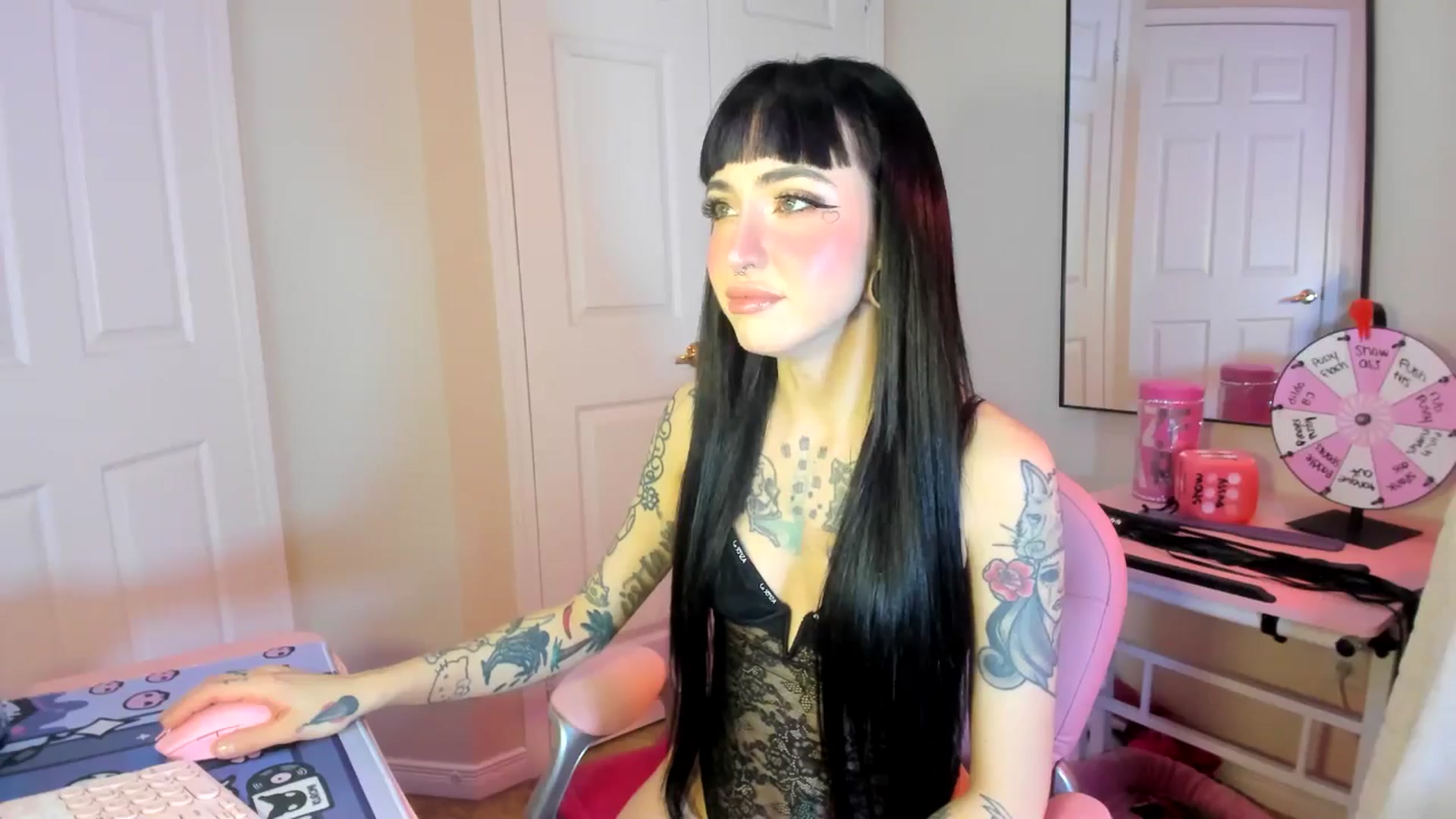 Gallery image thumbnail from lovesick's myfreecams stream on, 01/23/2025, 22:23 image 18 of 20