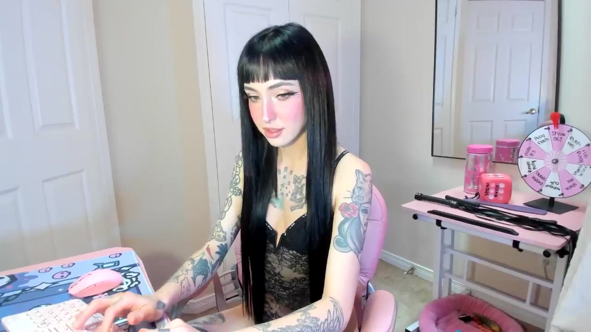 Gallery image thumbnail from lovesick's myfreecams stream on, 01/23/2025, 22:23 image 3 of 20