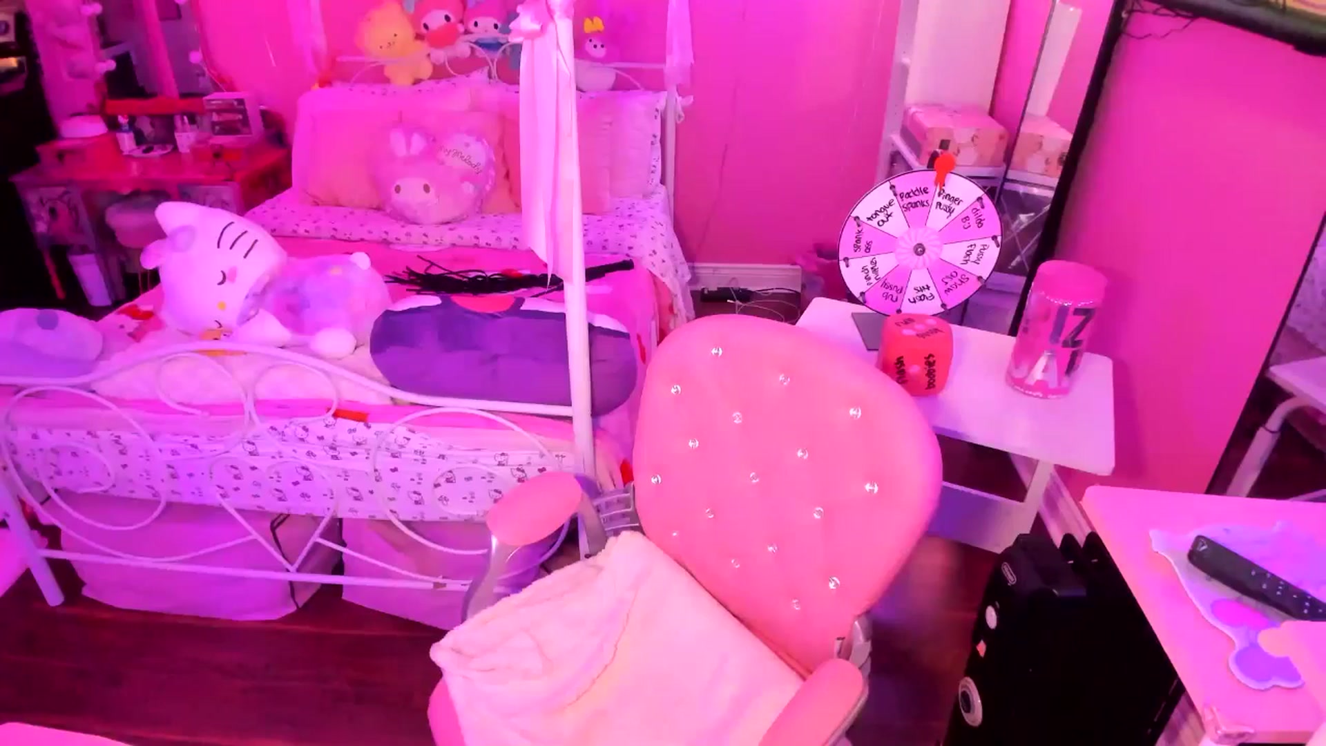 Gallery image thumbnail from lovesick's myfreecams stream on, 05/02/2025, 23:27 image 14 of 20
