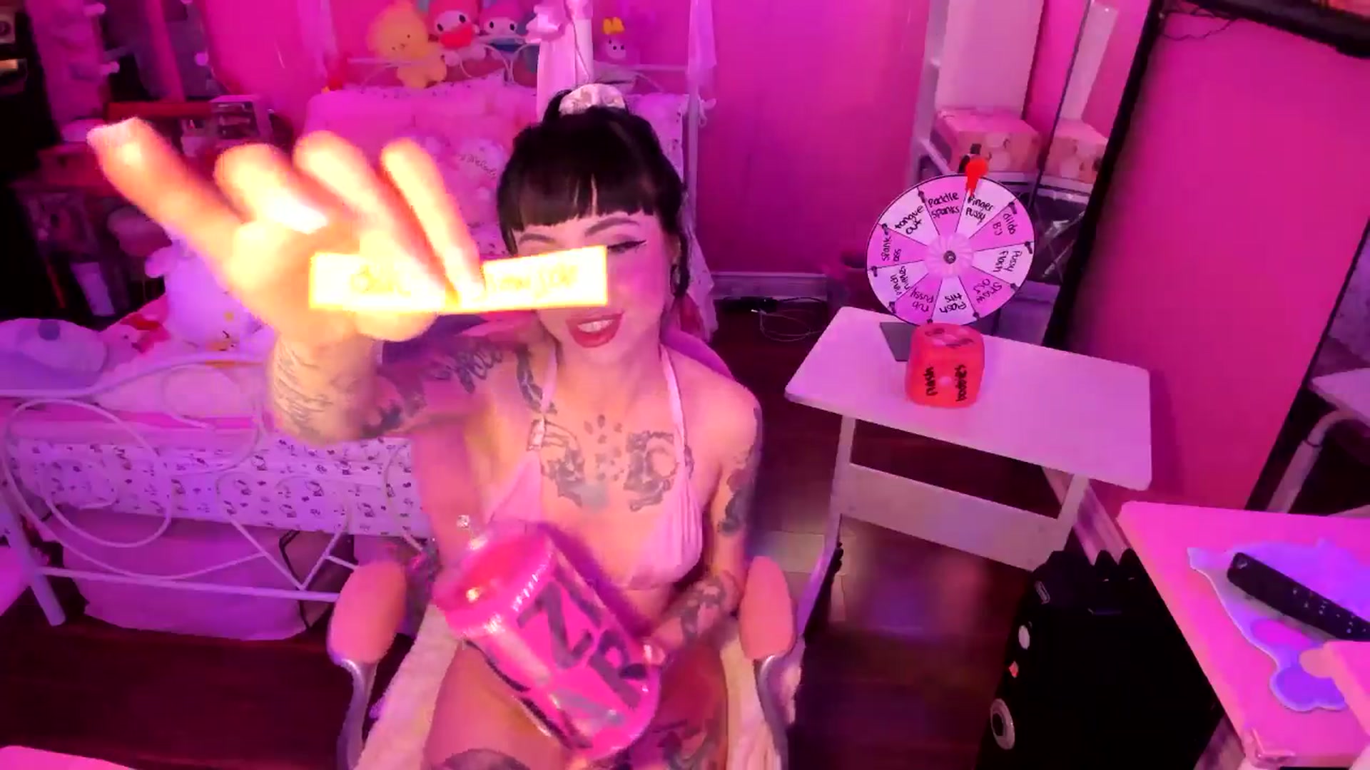 Gallery image thumbnail from lovesick's myfreecams stream on, 05/02/2025, 23:27 image 6 of 20