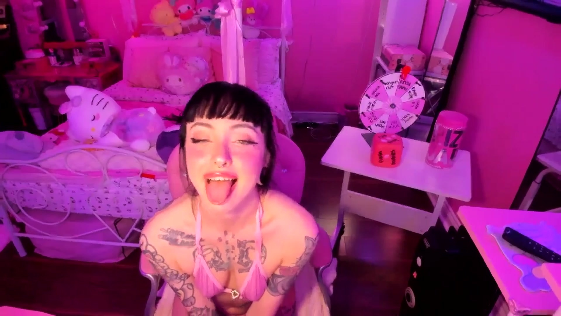 Gallery image thumbnail from lovesick's myfreecams stream on, 05/02/2025, 23:27 image 18 of 20