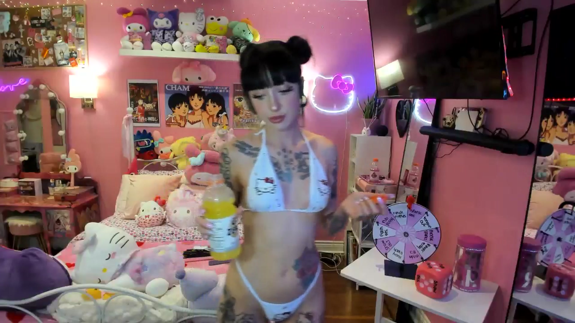 Gallery image thumbnail from lovesick's myfreecams stream on, 08/04/2025, 22:36 image 2 of 20