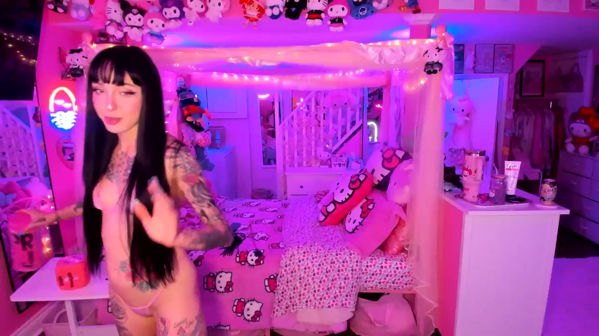 Gallery image thumbnail from lovesick's myfreecams stream on, 09/27/2025, 01:16 image 9 of 20