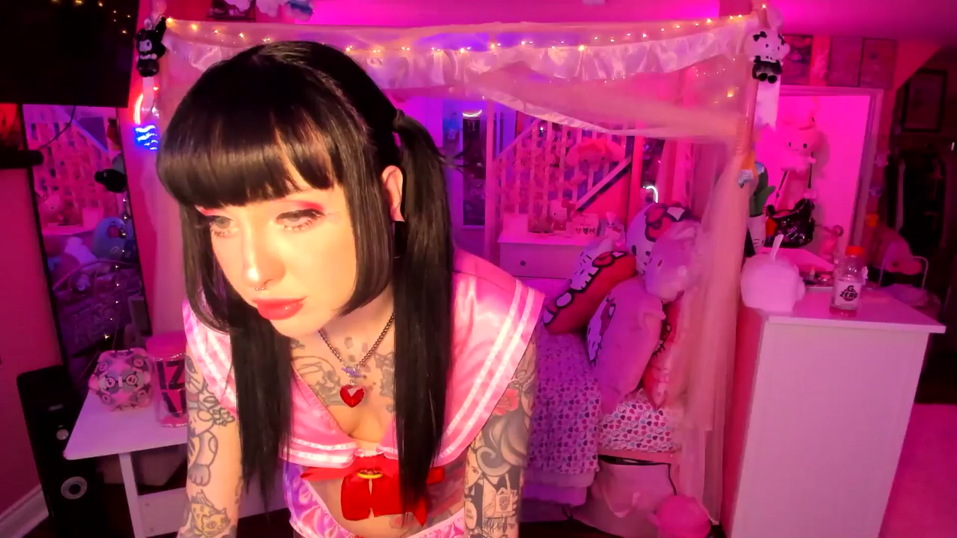Gallery image thumbnail from lovesick's myfreecams stream on, 02/14/2026, 24:16 image 8 of 20