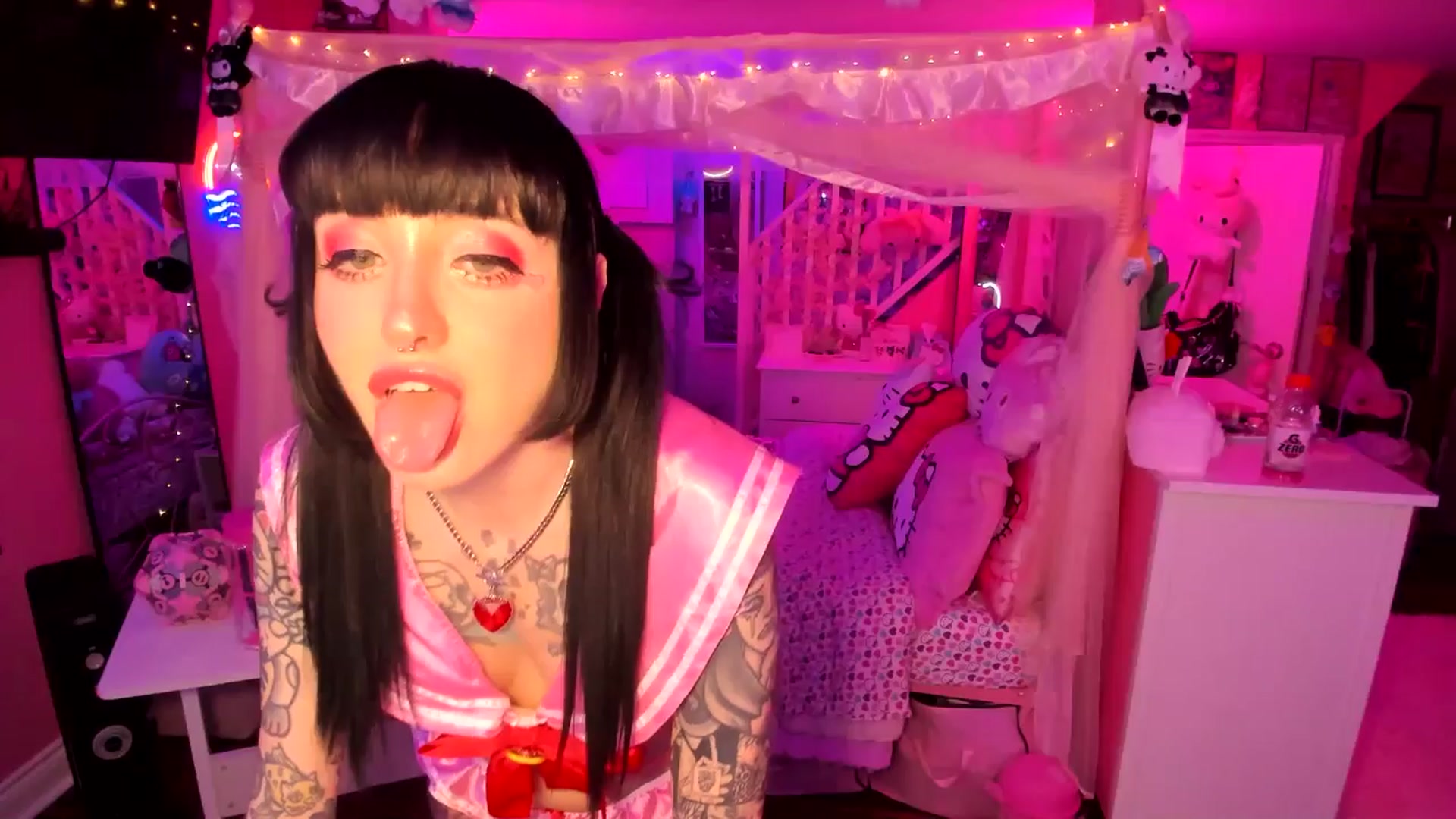 Gallery image thumbnail from lovesick's myfreecams stream on, 02/14/2026, 24:16 image 6 of 20