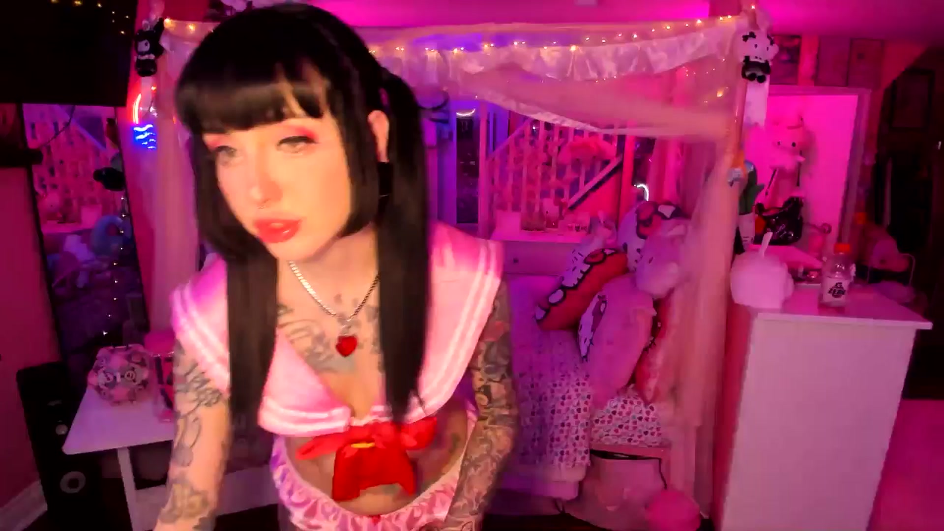 Gallery image thumbnail from lovesick's myfreecams stream on, 02/14/2026, 24:16 image 13 of 20