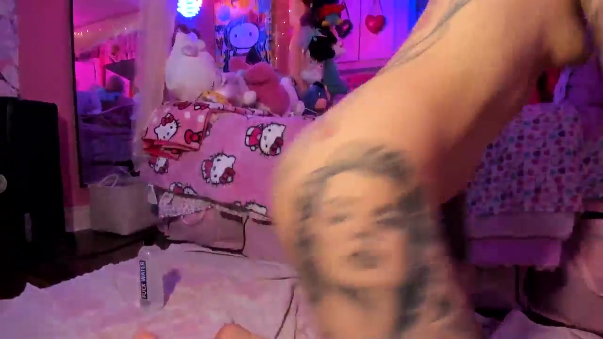 Gallery image thumbnail from lovesick's myfreecams stream on, 02/14/2026, 02:25 image 10 of 20
