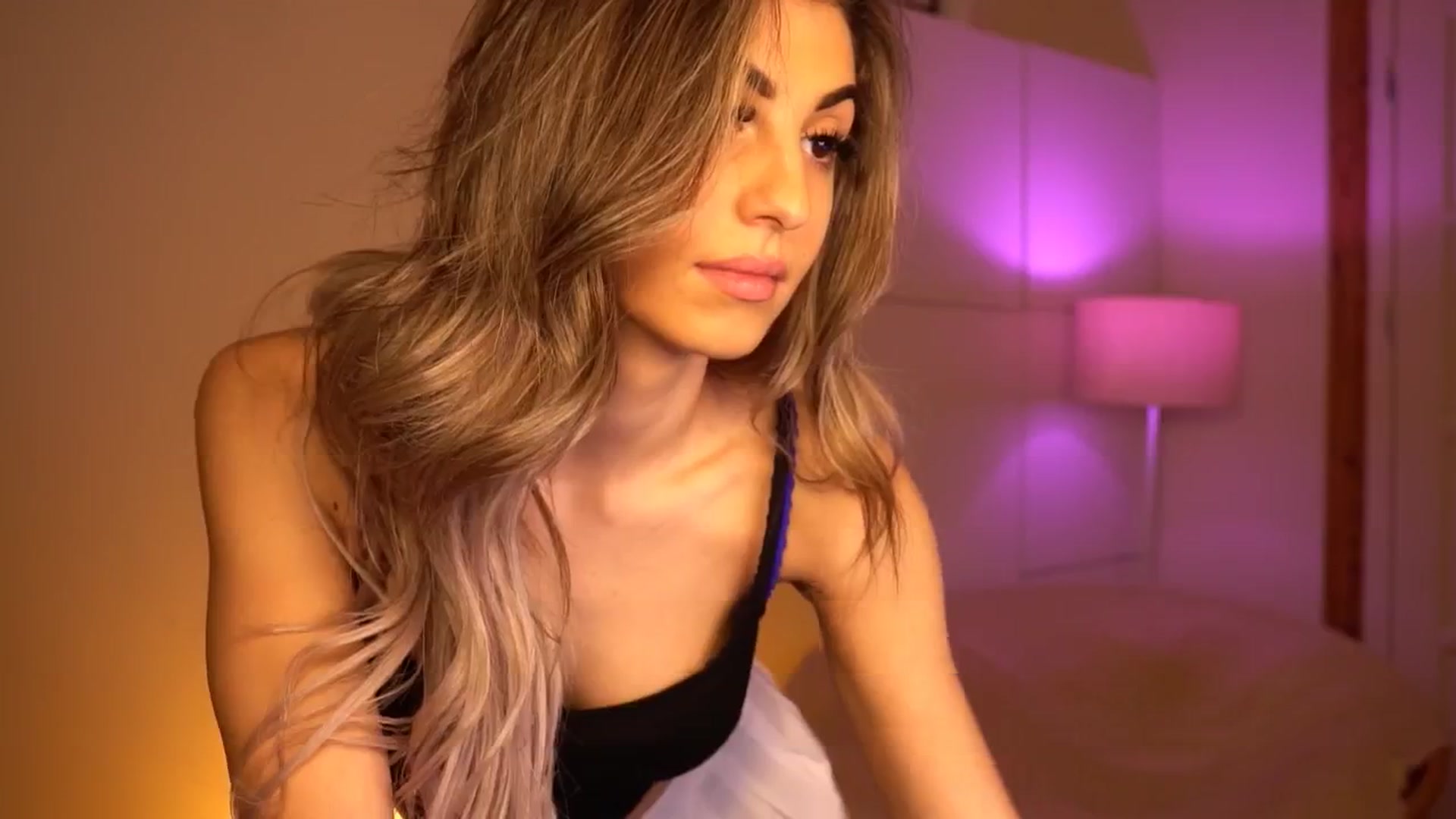 Gallery image thumbnail from lovlybambi's myfreecams stream on, 05/08/2024, 15:40 image 14 of 20