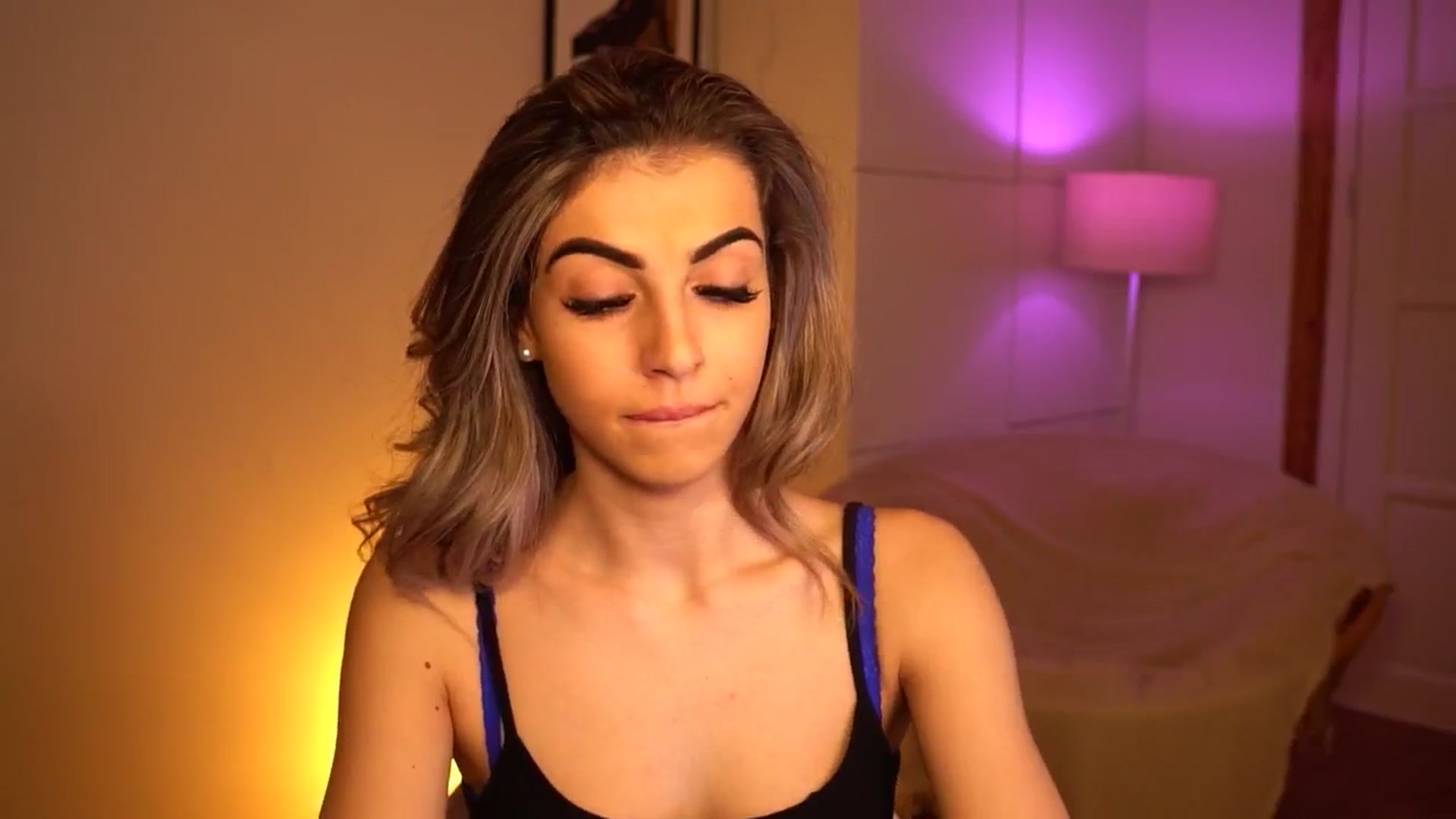 Gallery image thumbnail from lovlybambi's myfreecams stream on, 05/08/2024, 18:22 image 11 of 20