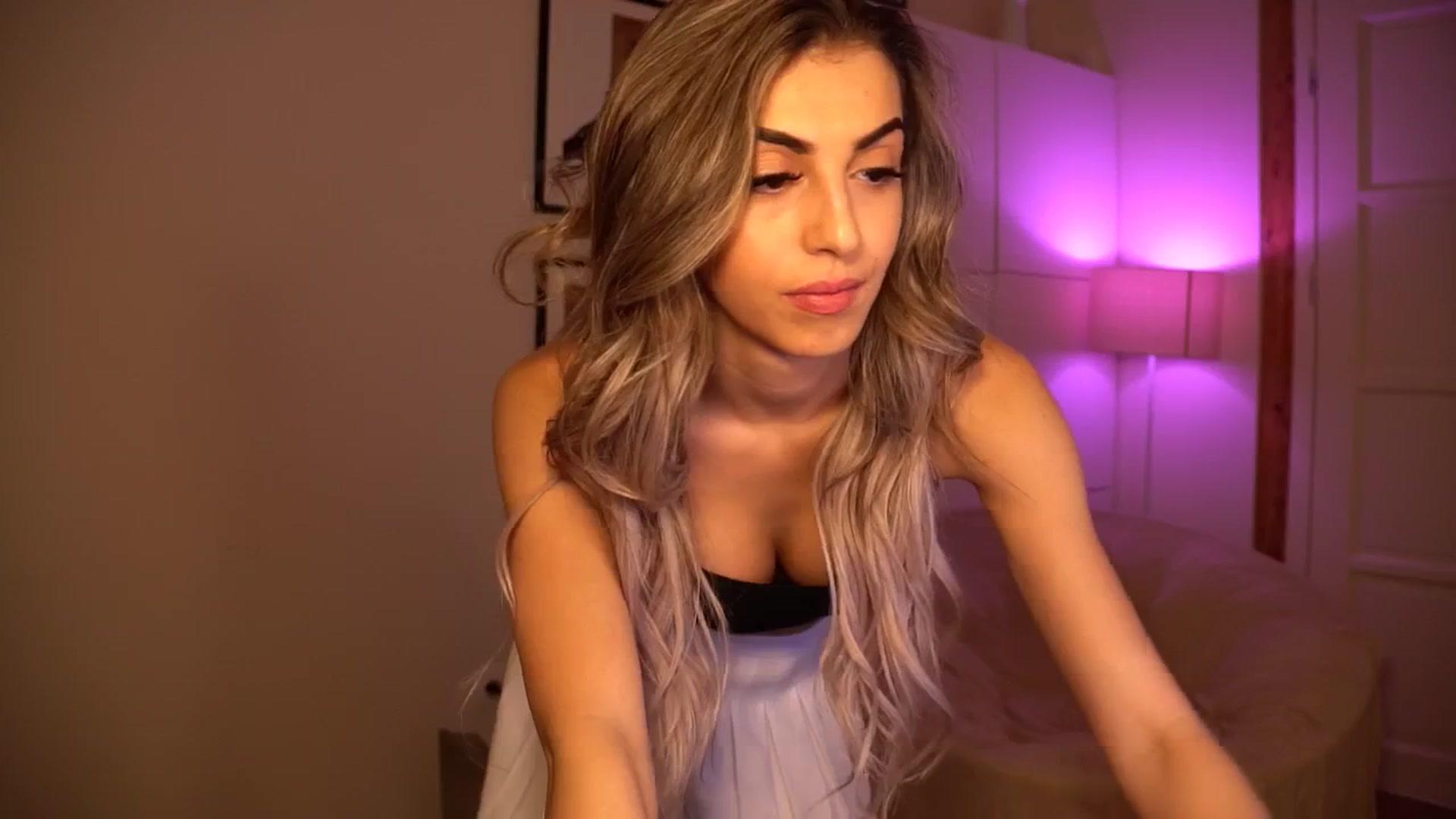 Gallery image thumbnail from lovlybambi's myfreecams stream on, 05/20/2024, 16:47 image 10 of 20