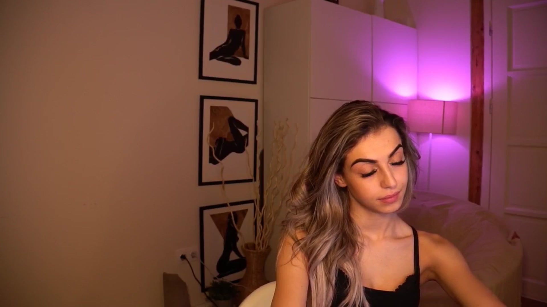 Gallery image thumbnail from lovlybambi's myfreecams stream on, 05/20/2024, 19:35 image 17 of 20