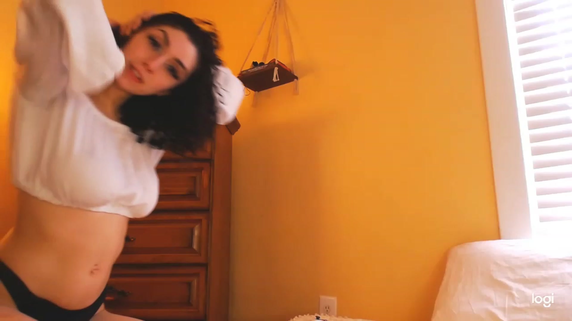 Gallery image thumbnail from luabelle's myfreecams stream on, 03/22/2023, 17:35 image 9 of 20