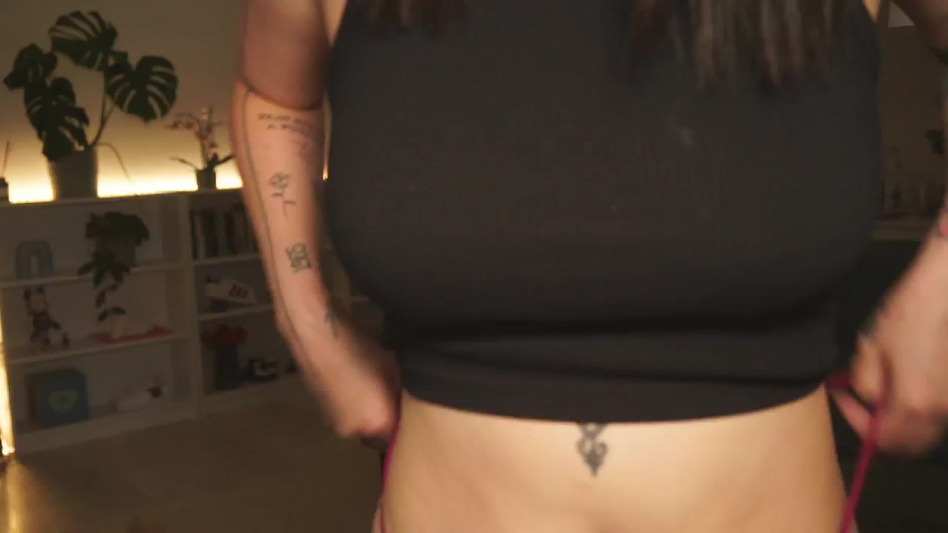 Gallery image thumbnail from lucyangel's myfreecams stream on, 08/11/2024, 18:19 image 17 of 20