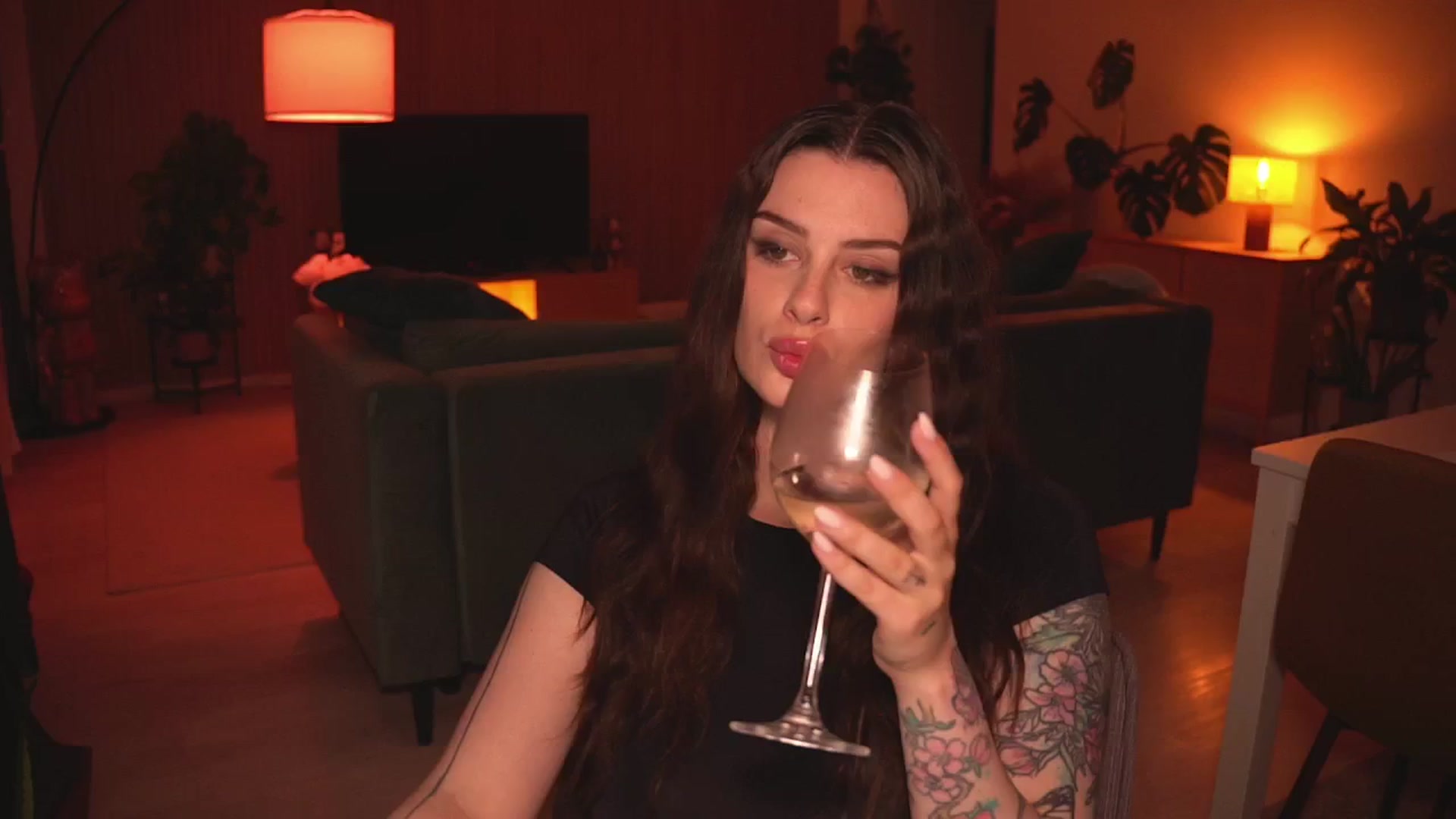 Gallery image thumbnail from lucyangel's myfreecams stream on, 05/19/2025, 19:06 image 12 of 20