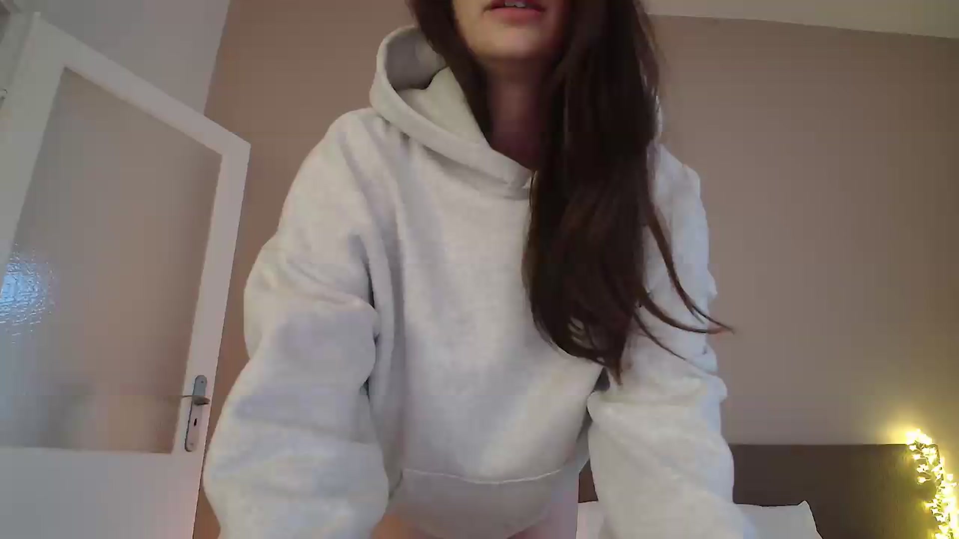 Gallery image thumbnail from lucyangel's myfreecams stream on, 09/26/2026, 16:27 image 2 of 20