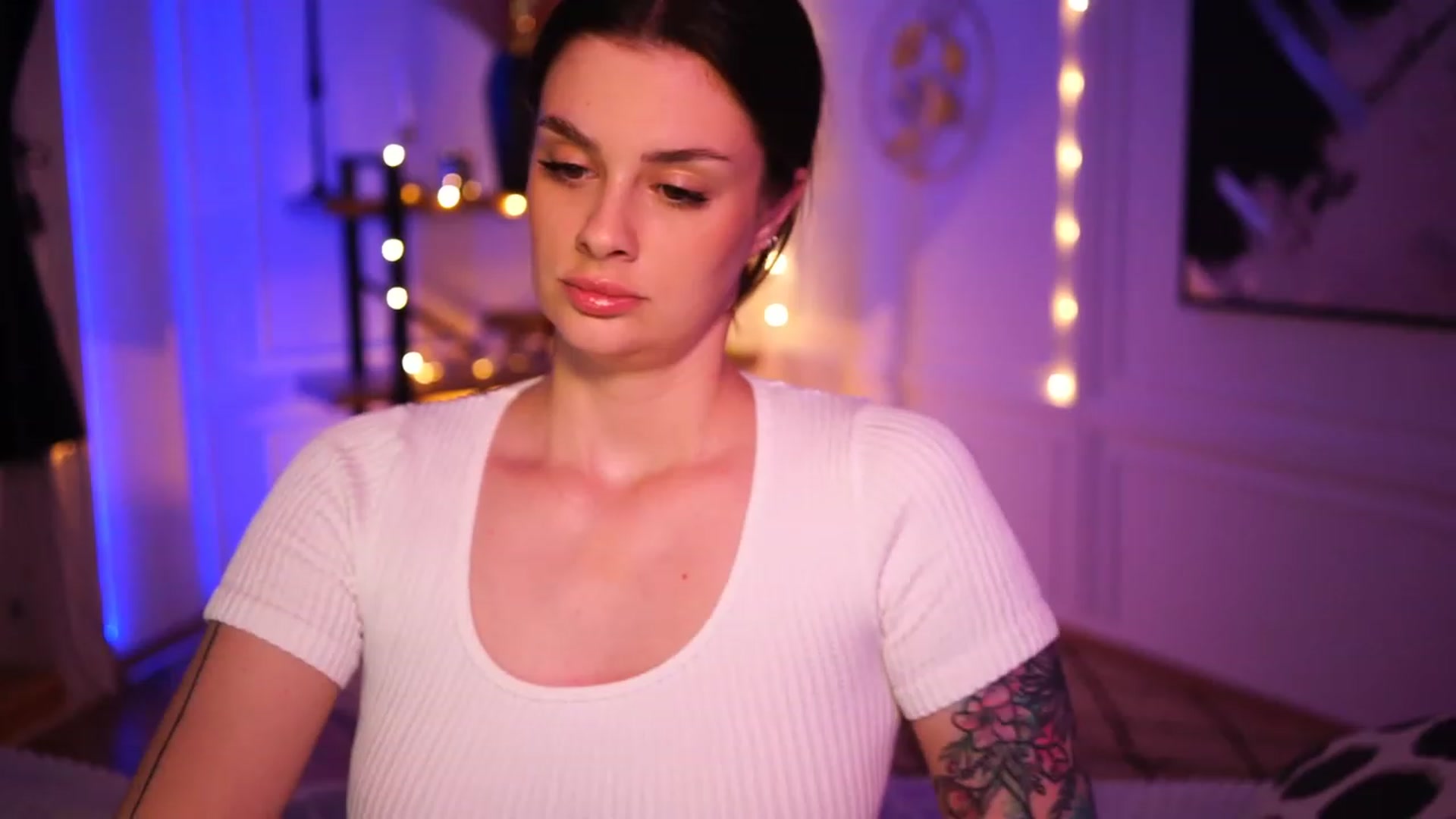 Gallery image thumbnail from lucynutty's myfreecams stream on, 11/18/2022, 20:38 image 6 of 20