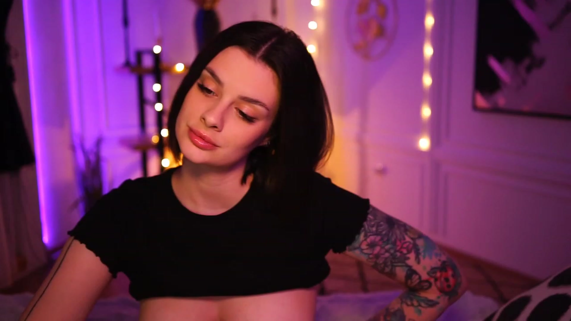 Gallery image thumbnail from lucynutty's myfreecams stream on, 11/21/2022, 19:40 image 17 of 20