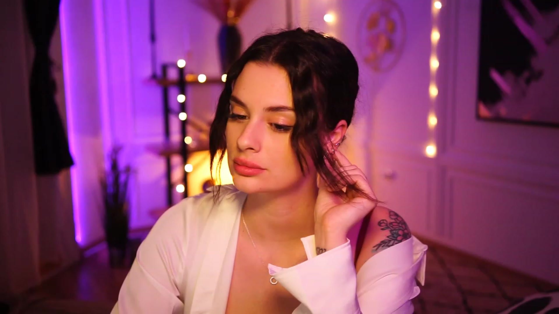 Gallery image thumbnail from lucynutty's myfreecams stream on, 11/27/2022, 24:09 image 2 of 20