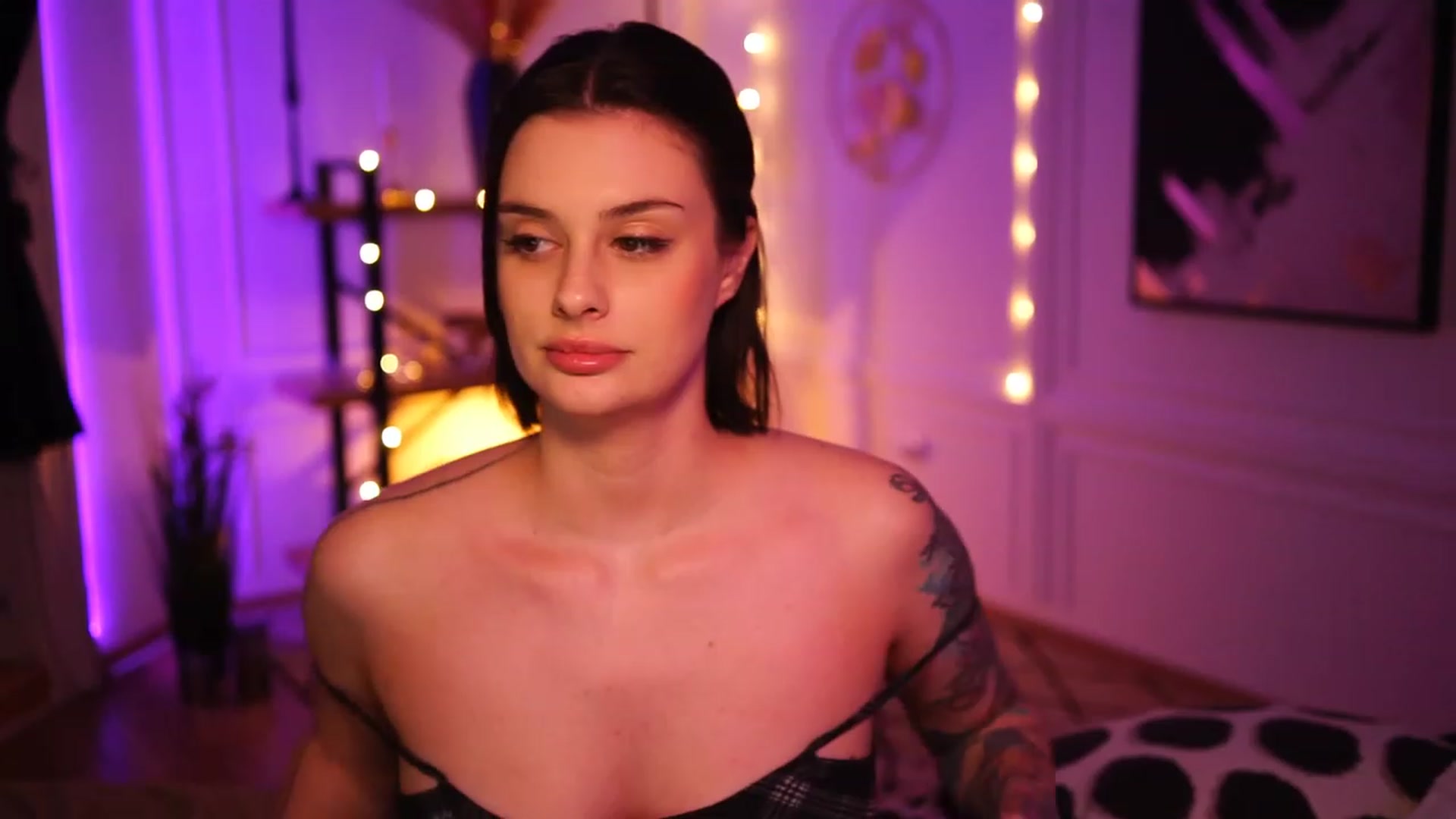Gallery image thumbnail from lucynutty's myfreecams stream on, 11/28/2022, 21:00 image 14 of 20