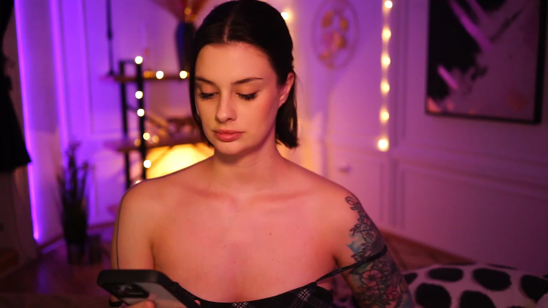 Gallery image thumbnail from lucynutty's myfreecams stream on, 11/28/2022, 21:00 image 16 of 20