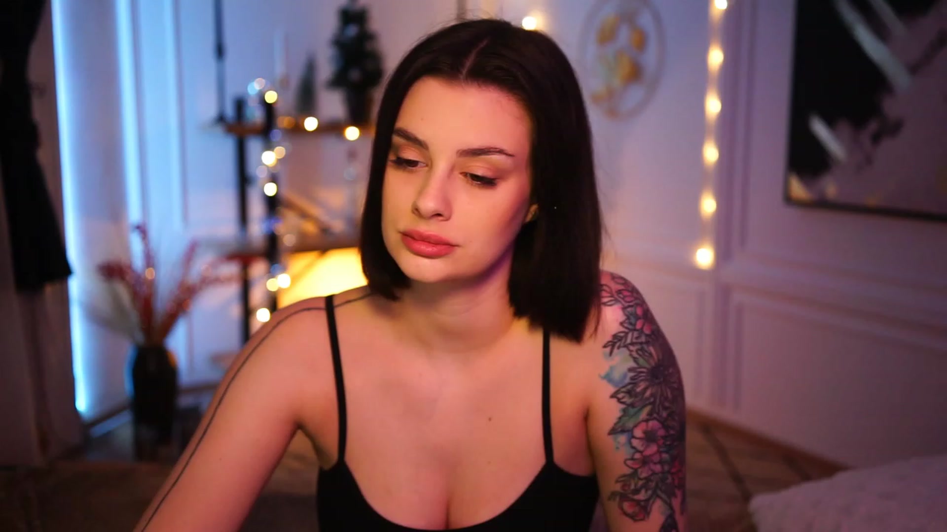 Gallery image thumbnail from lucynutty's myfreecams stream on, 12/03/2022, 16:16 image 2 of 20