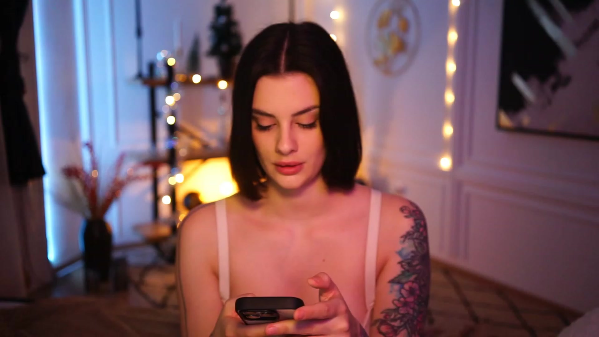 Gallery image thumbnail from lucynutty's myfreecams stream on, 12/03/2022, 18:05 image 10 of 20