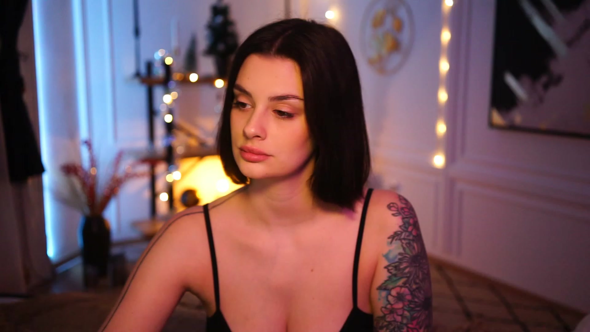 Gallery image thumbnail from lucynutty's myfreecams stream on, 12/03/2022, 18:05 image 1 of 20