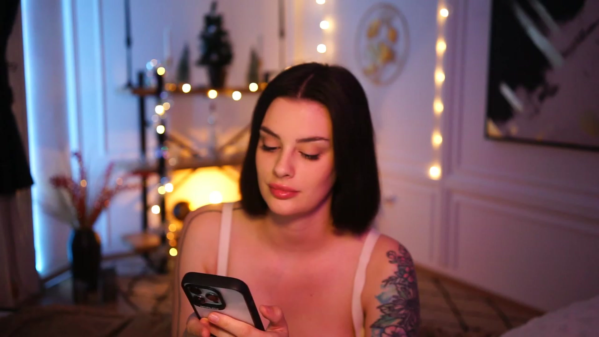 Gallery image thumbnail from lucynutty's myfreecams stream on, 12/03/2022, 19:35 image 15 of 20
