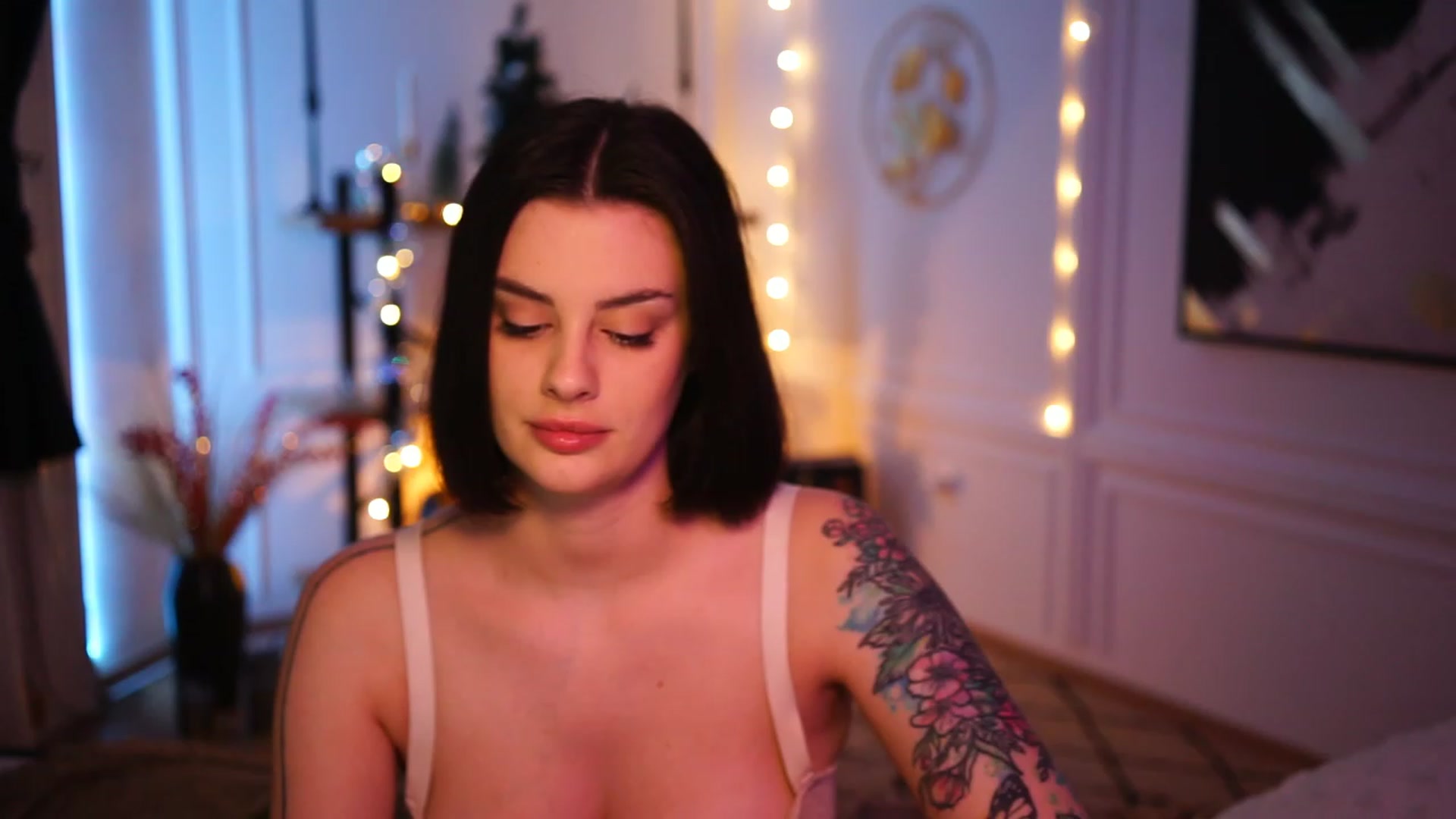 Gallery image thumbnail from lucynutty's myfreecams stream on, 12/03/2022, 19:35 image 10 of 20